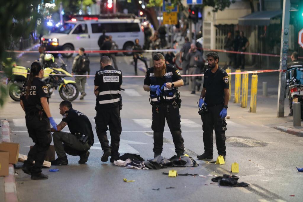 La policía israelí recogía pruebas en el lugar en el que un palestino disparó contra un oficial de seguridad municipal  en Tel Aviv el pasado 5 de agosto