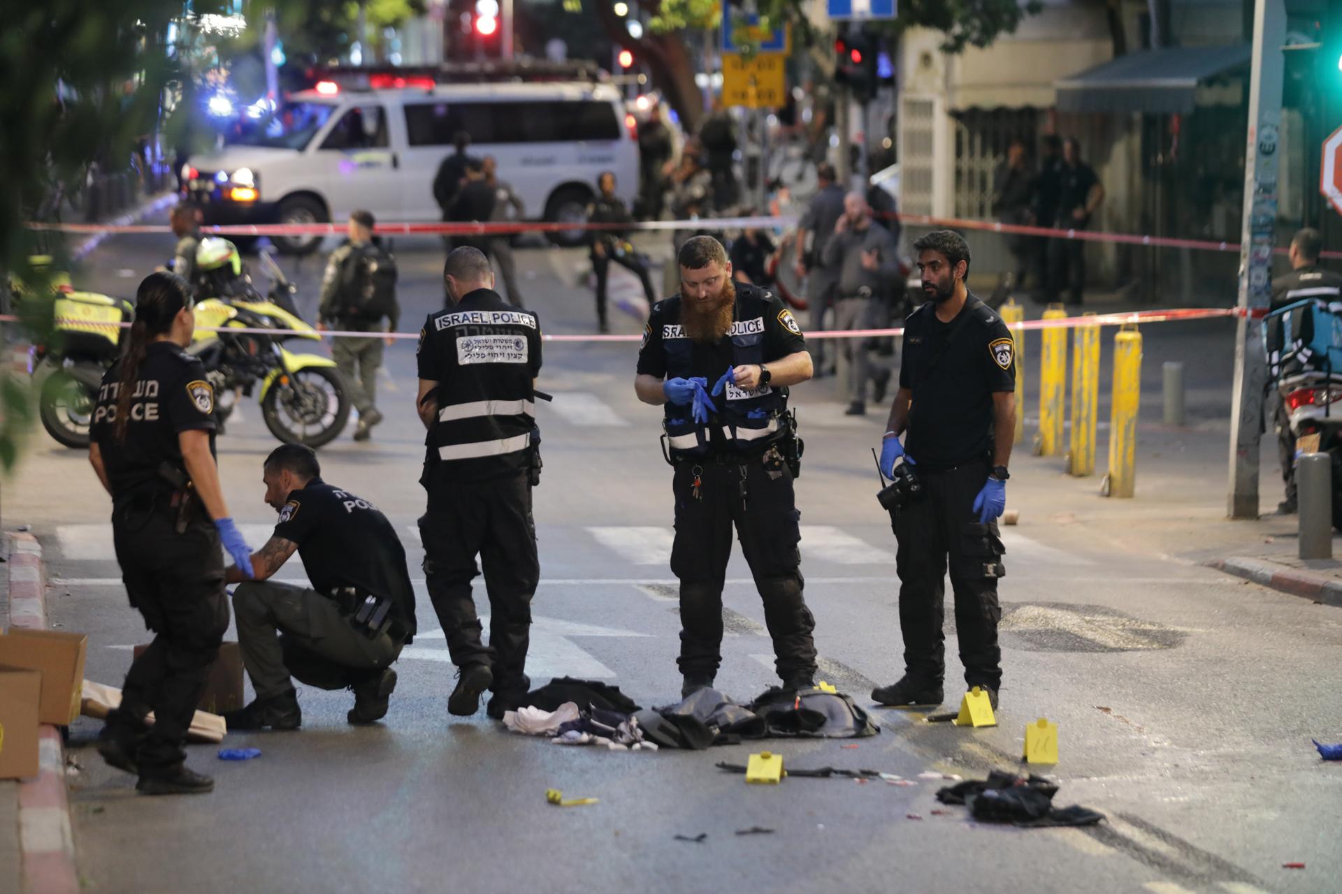 Israeli police collect evidence at the scene of the shooting of a municipal security officer by a Palestinian man in Tel Aviv on 5 August 2023. EFE/EPA/ABIR SULTAN
