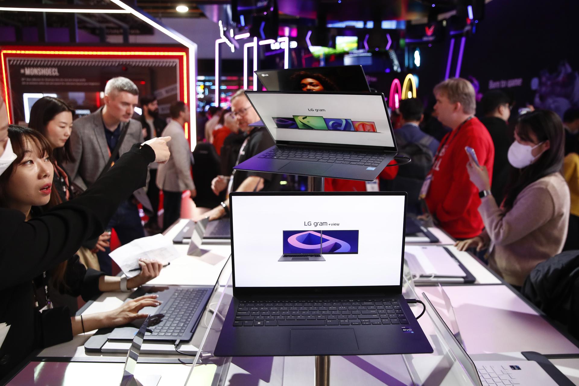 Attendees look at the newest LG gram laptops at the LG Electronics booth the 2023 International Consumer Electronics Show in Las Vegas, Nevada, USA, 05 January 2023. EFE-EPA FILE/CAROLINE BREHMAN