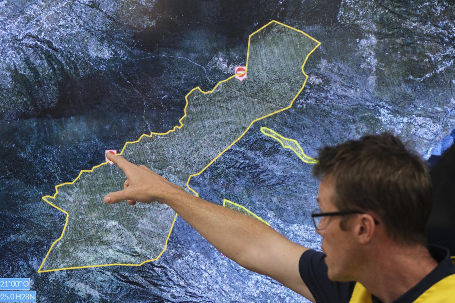 El director de los trabajos de extinción del incendio forestal de Tenerife, Pedro Martínez, señala las zonas afectadas por el fuego que se encuentra sin control y que afecta a seis municipios con una superficie afectada de 2.600 hectáreas. EFE/Alberto Valdés