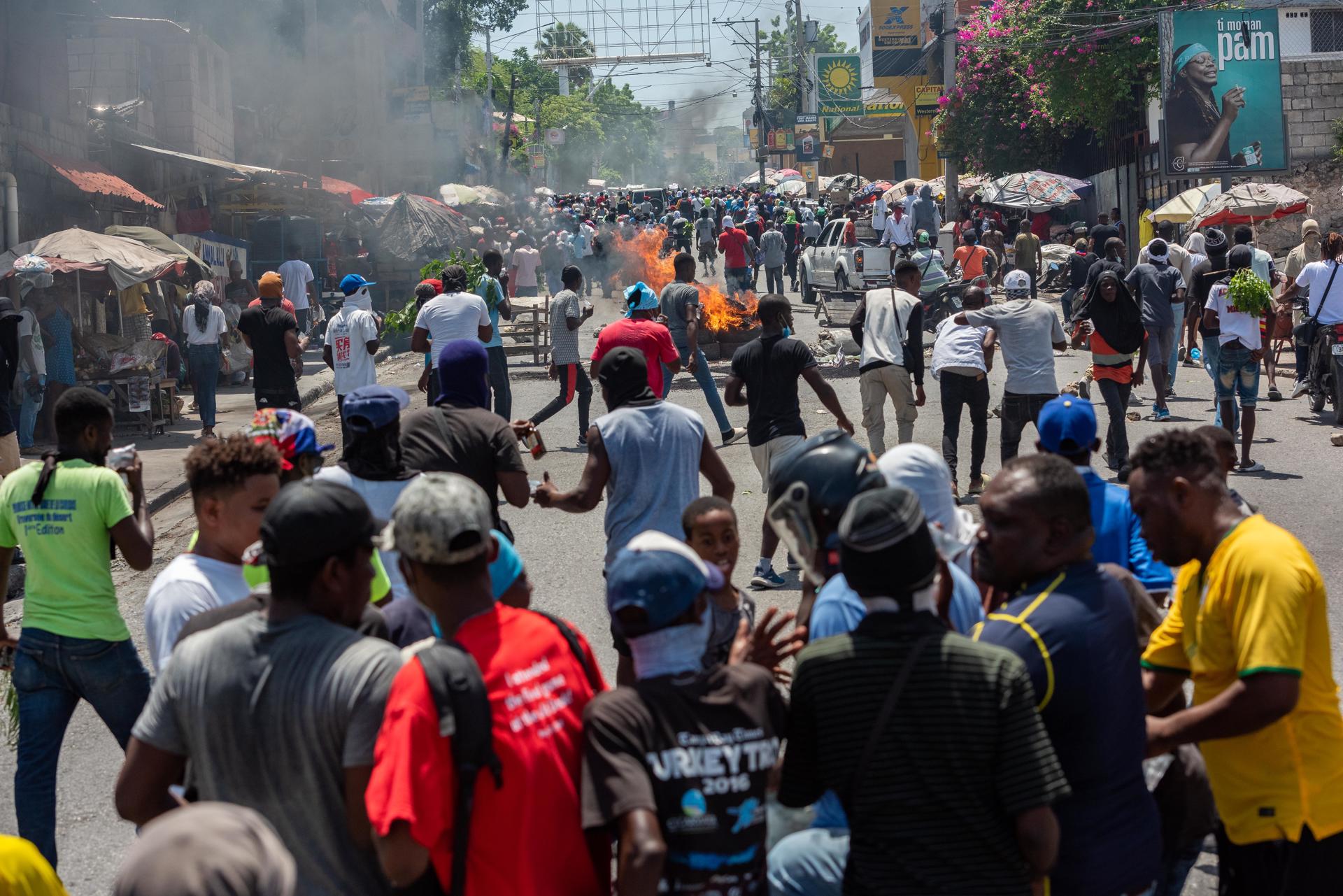 Ciudadanos participan en una marcha para exigir seguridad contra las pandillas este 7 de agosto de 2023, en Puerto Príncipe (Haití). EFE/ Johnson Sabin