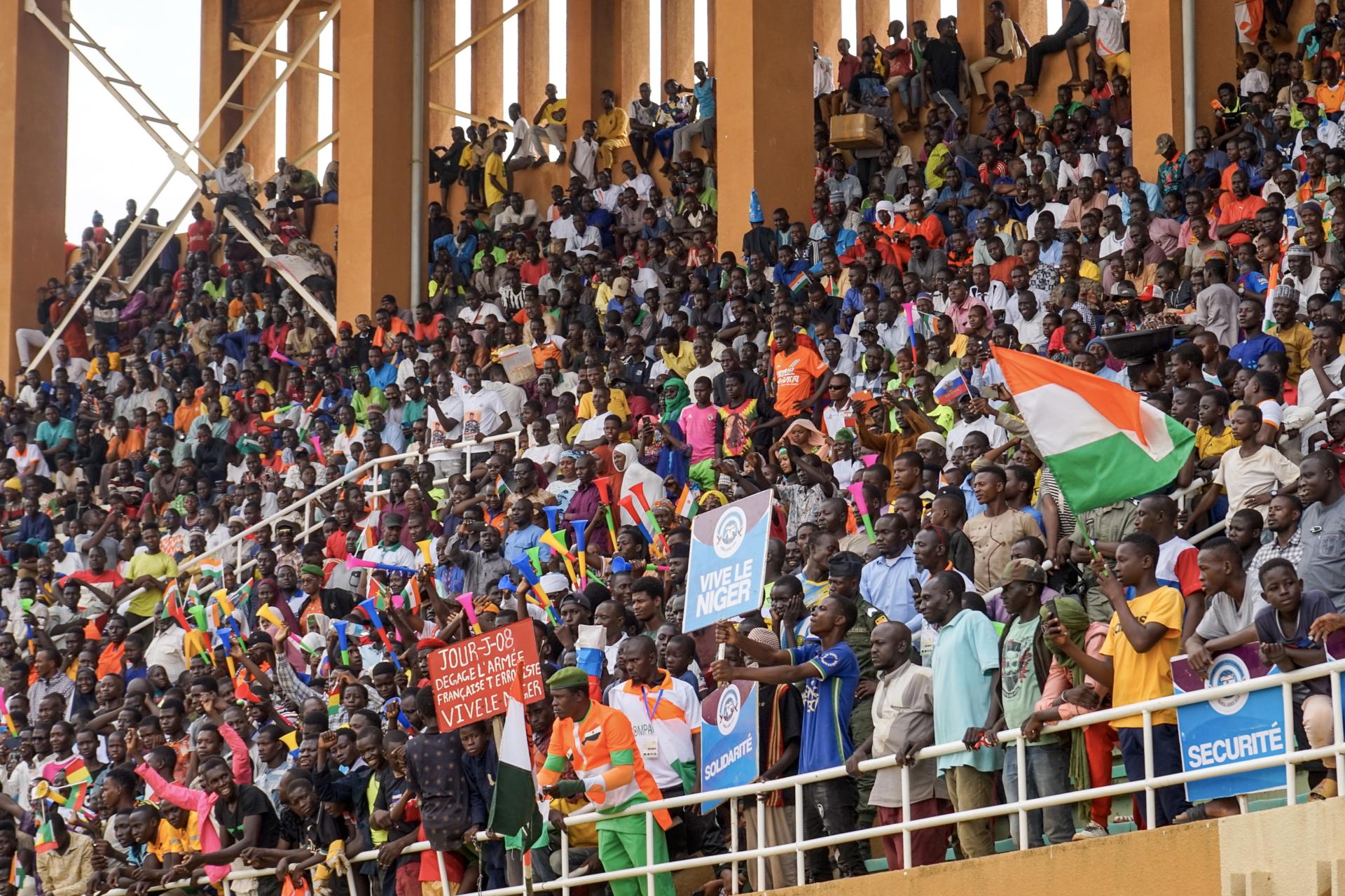 Supporters of the junta hold placards and flags during a rally at the Seyni Kountche stadium in Niamey, Niger, 26 August 2023. EFE-EPA/ISSIFOU DJIBO
