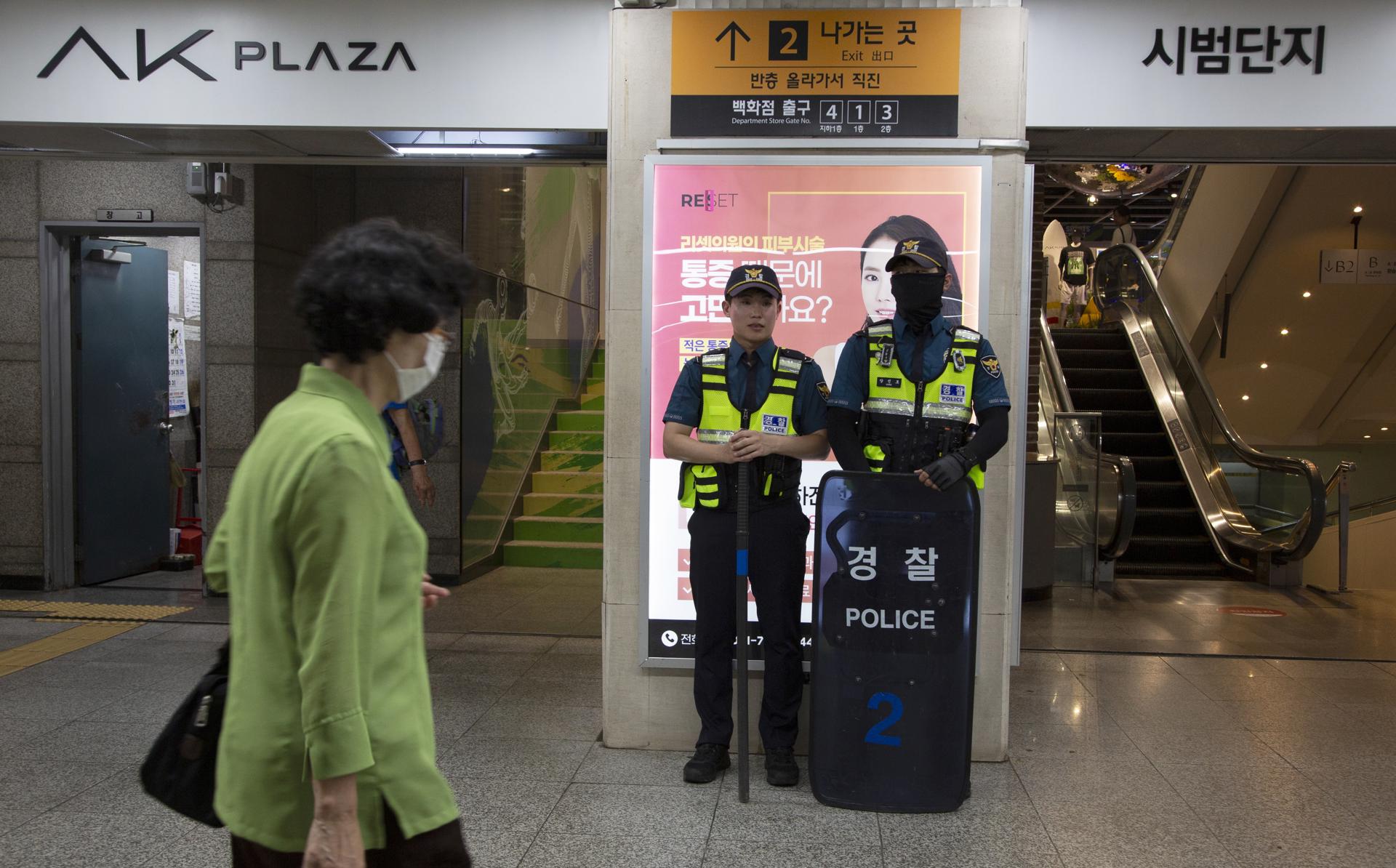 Police officers stand guard inside a department store where a stabbing rampage took place, in Seongnam, South Korea, 04 August 2023. EFE-EPA FILE/JEON HEON-KYUN

