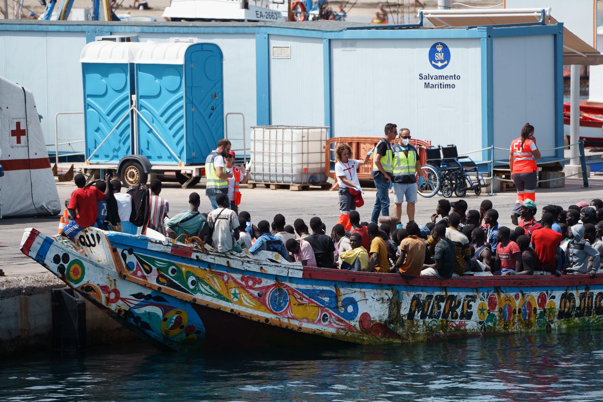 Imagen de archivo de una embarcación con 157 personas inmigrantes a bordo que llegó a Tenerife en cayuco el pasado julio. EFE/ Ramón De La Rocha