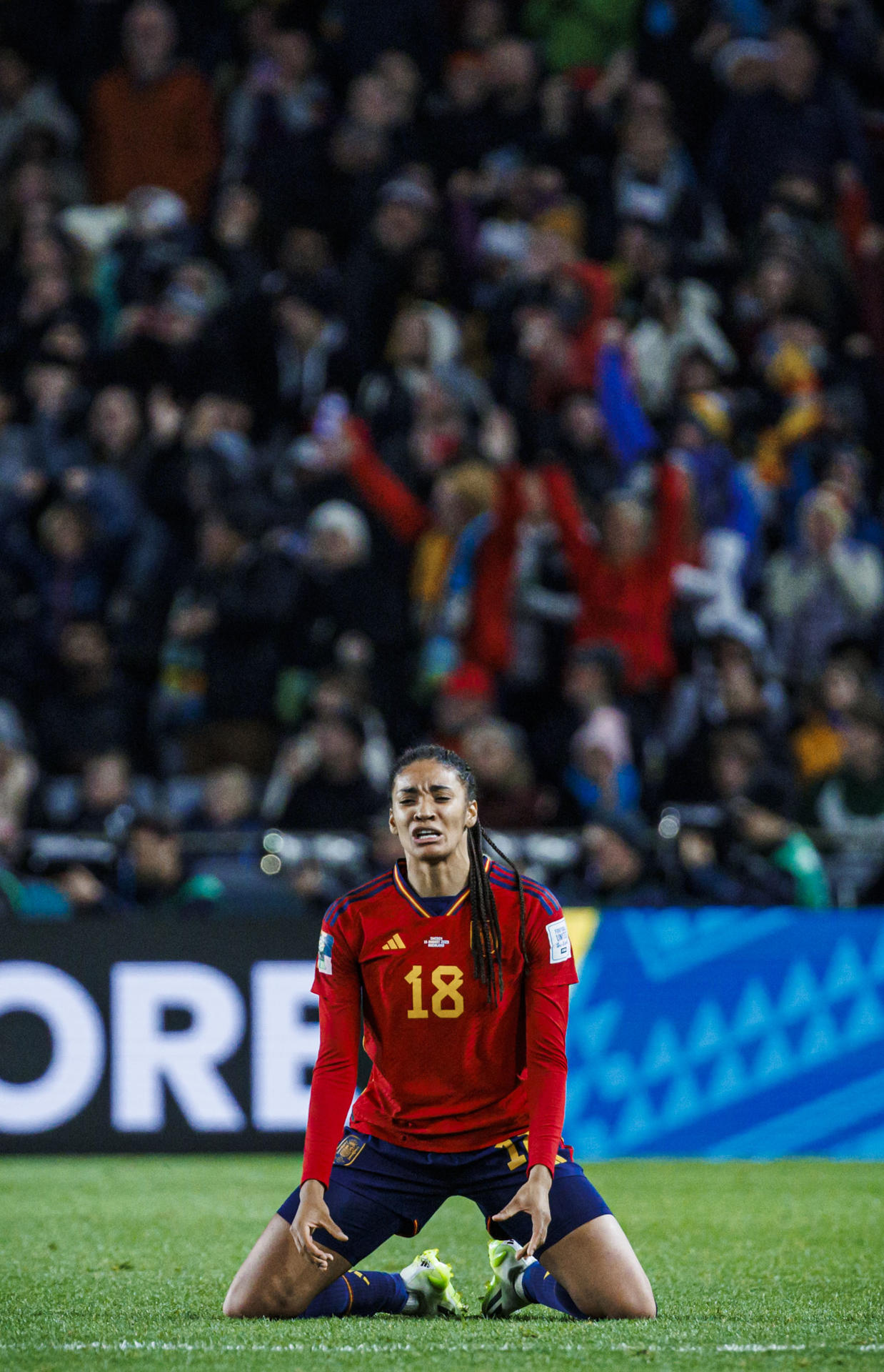 La jugadora española Salma Paralluelo, tras vencer a Suecia en la semifinal del Mundial femenino de fútbol disputado entre España y Suecia este martes en Auckland (Nueva Zelanda). EFE/Pablo García/RFEF