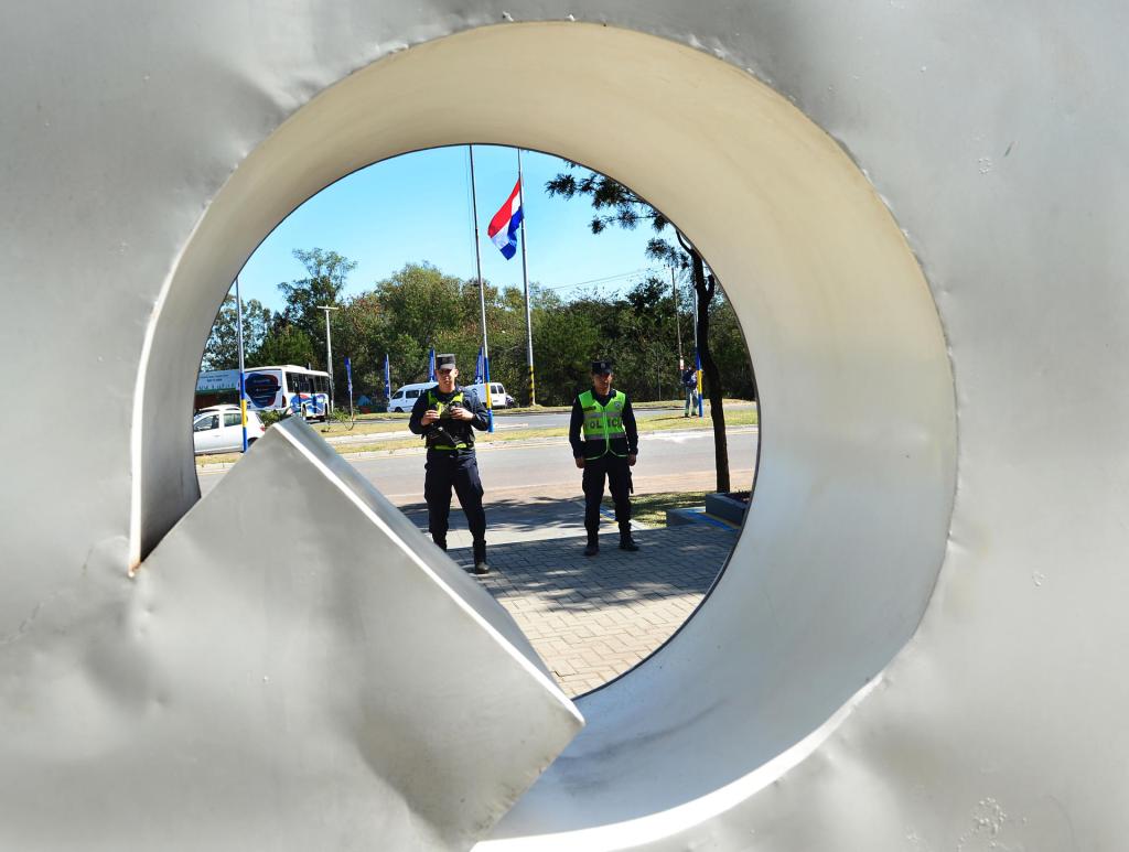 Policías vigilan la entrada a la ciudad de Luque (Paraguay). EFE/ Daniel Piris
