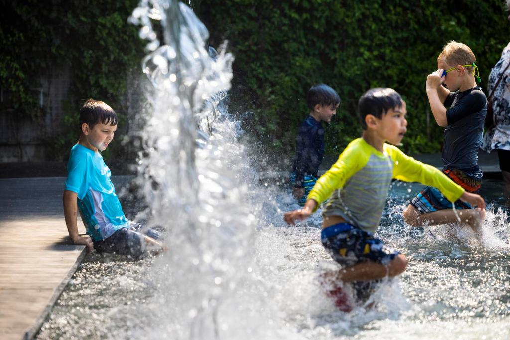 Niños se refrescan en una fuente ante las altas temperaturas que se registran en una ola de calor, en una fotografía de archivo. EFE/Jim Lo Scalzo
