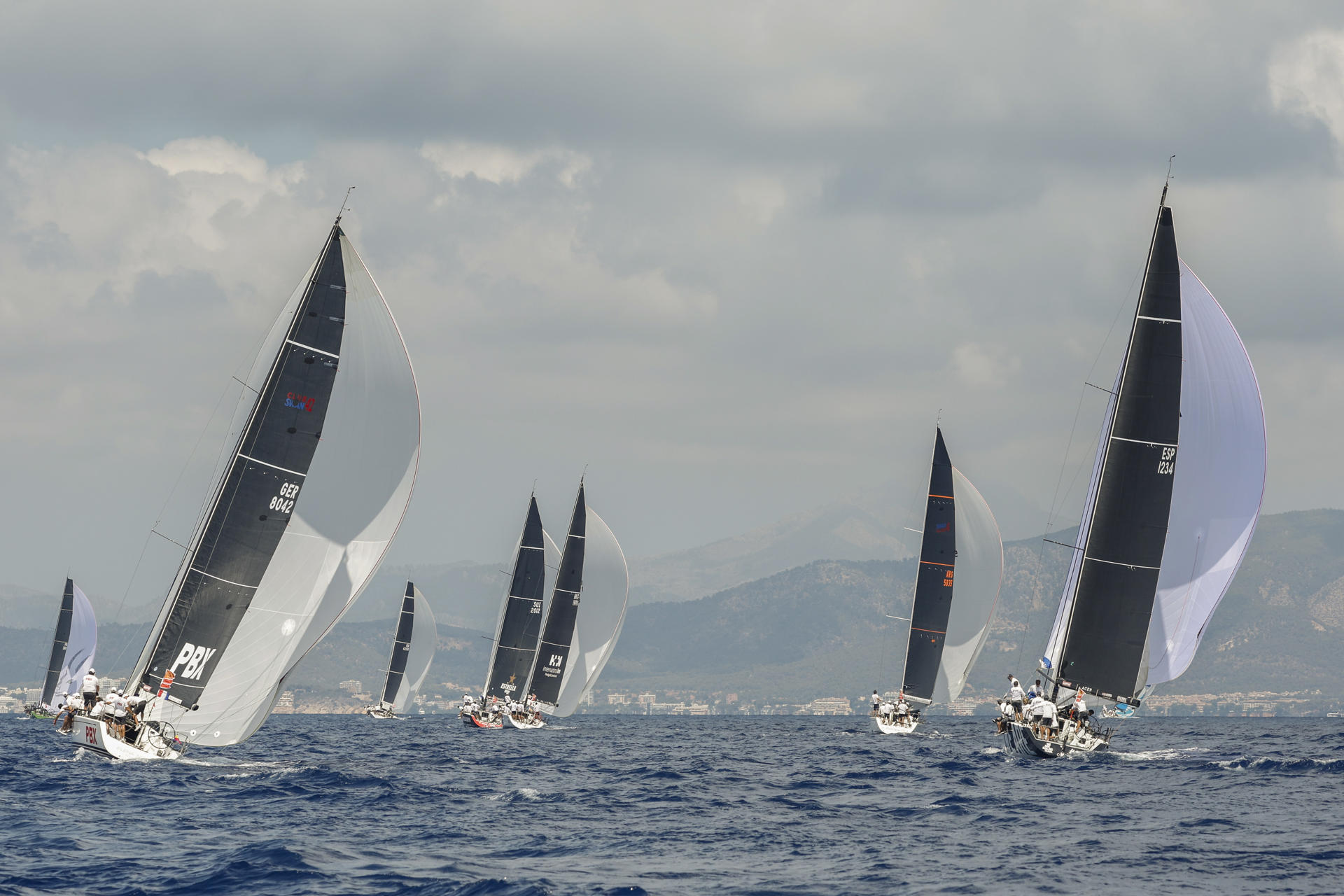 Varias embarcaciones durante la tercera jornada de la 41 edición de la Copa del Rey de Vela que se disputa en Palma de Mallorca. EFE/Ballesteros

