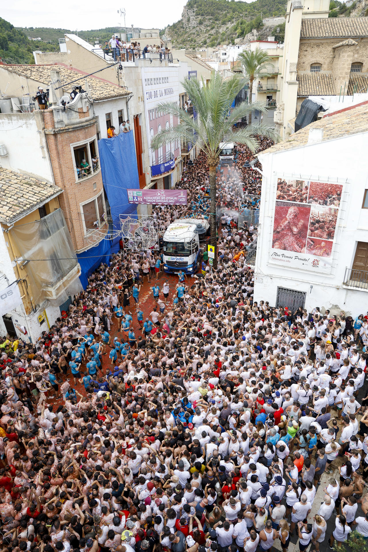 Buñol (Valencia) vuelve un año más a teñirse de rojo con los 120.000 kilos de munición festiva (tomates) que se disparan en la Tomatina, una de las fiestas españolas más internacionales. EFE/Miguel Ángel Polo
