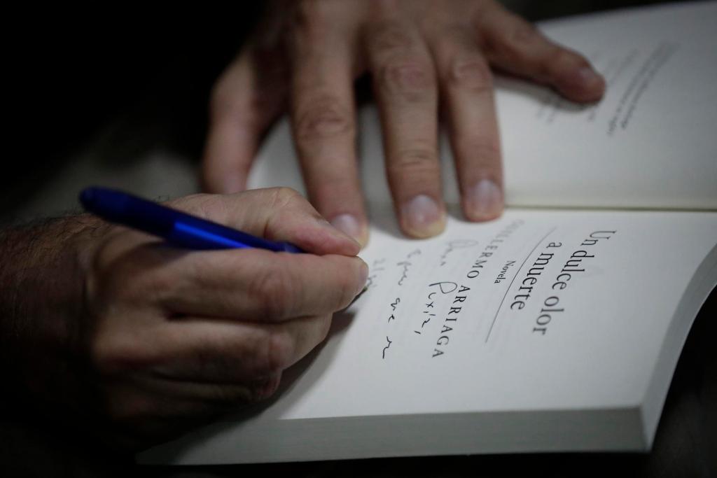 El escritor y guionista mexicano Guillermo Arriaga firma un libro, el 18 de agosto de 2023, en la XIX Feria Internacional del Libro de Panamá (FIL 2023), en Ciudad de Panamá (Panamá). EFE/Bienvenido Velasco
