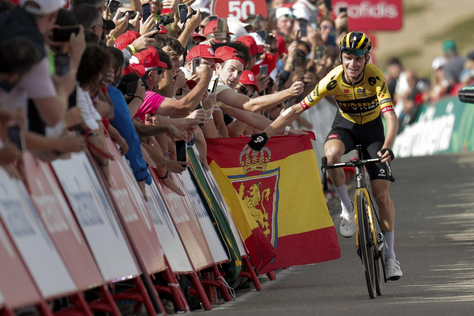 El ciclista estadounidense Sepp Kuss del equipo Jumbo-Visma gana la sexta etapa de la Vuelta a España disputada entre la localidad castellonense de La Vall d'Uixo y el Pico del Buitre en el Observatorio Astrofísico de Jalambre, de 183,1 kilómetros de recorrido. EFE/ Manuel Bruque