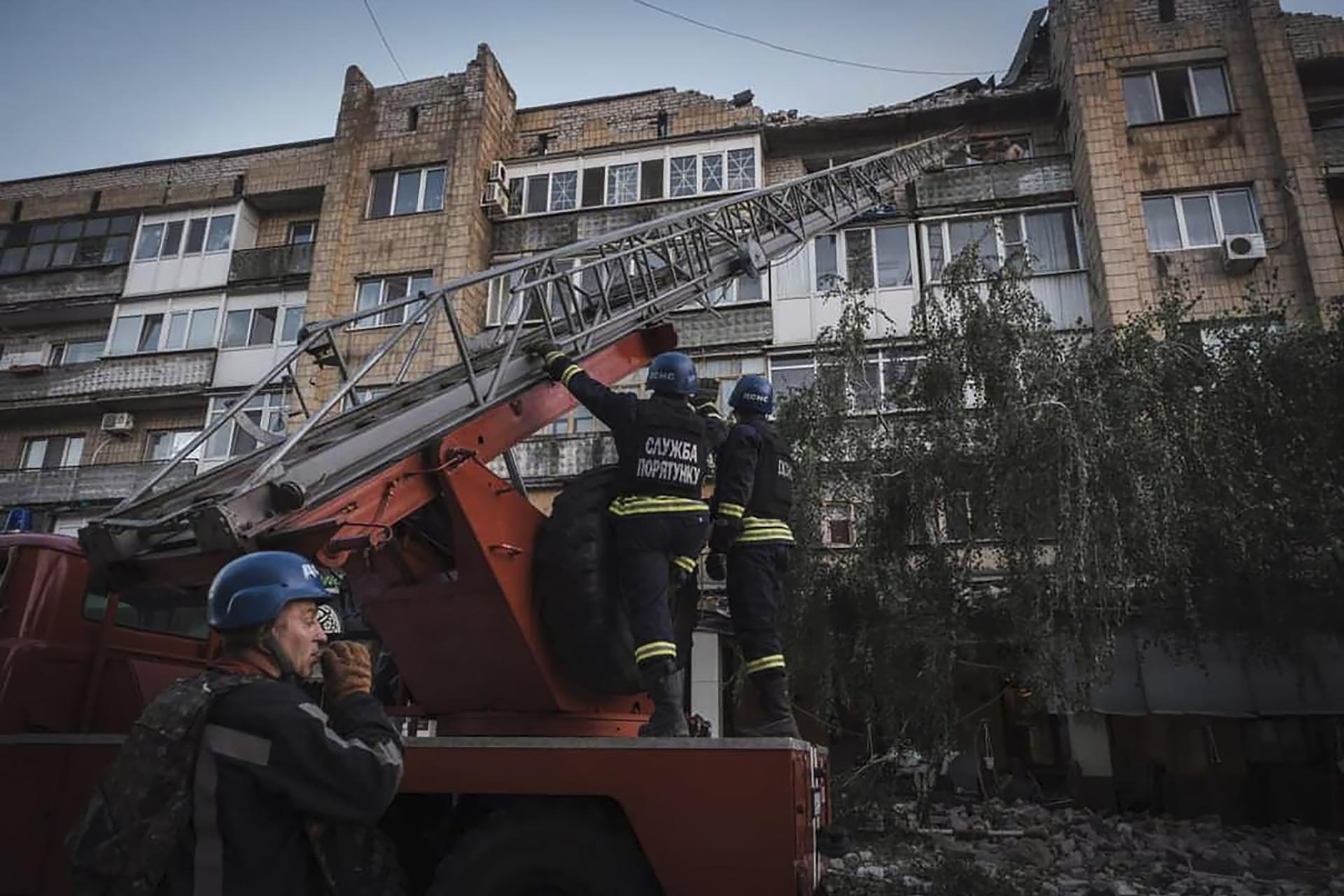 A handout photo made available by the State Emergency Service shows Ukrainian rescuers working on a site where a rocket hit the city of Pokrovsk, Donetsk area, Ukraine, 07 August 2023. EFE-EPA/STATE EMERGENCY SERVICE HANDOUT EDITORIAL USE ONLY/NO SALES

