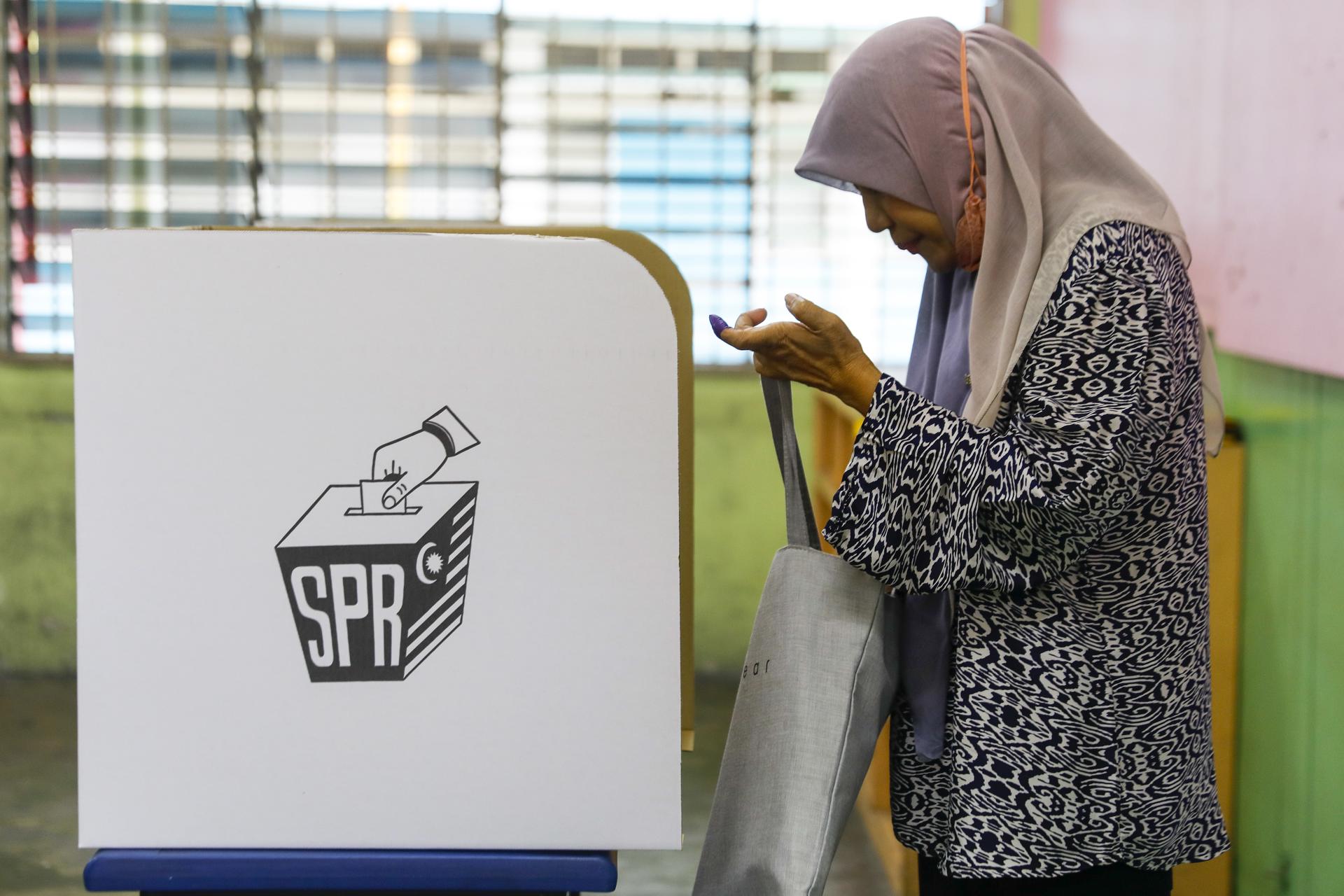 A woman casts her vote at a polling station during the state election, in Selayang, Malaysia, 12 August 2023. EFE/EPA/FAZRY ISMAIL
