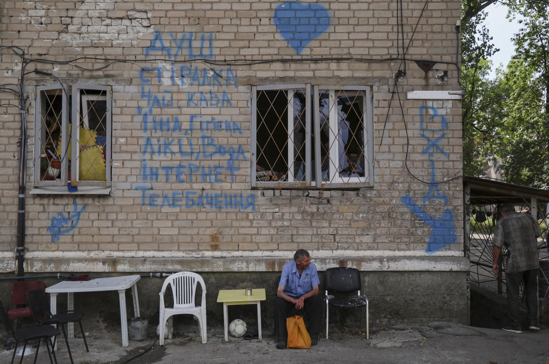A resident smokes while sitting in front of a residential house in Avdiivka settlement near a frontline in Donetsk region, Ukraine, 28 August 2023, amid Russia's ongoing invasion. EFE-EPA/ALEX BABENKO
