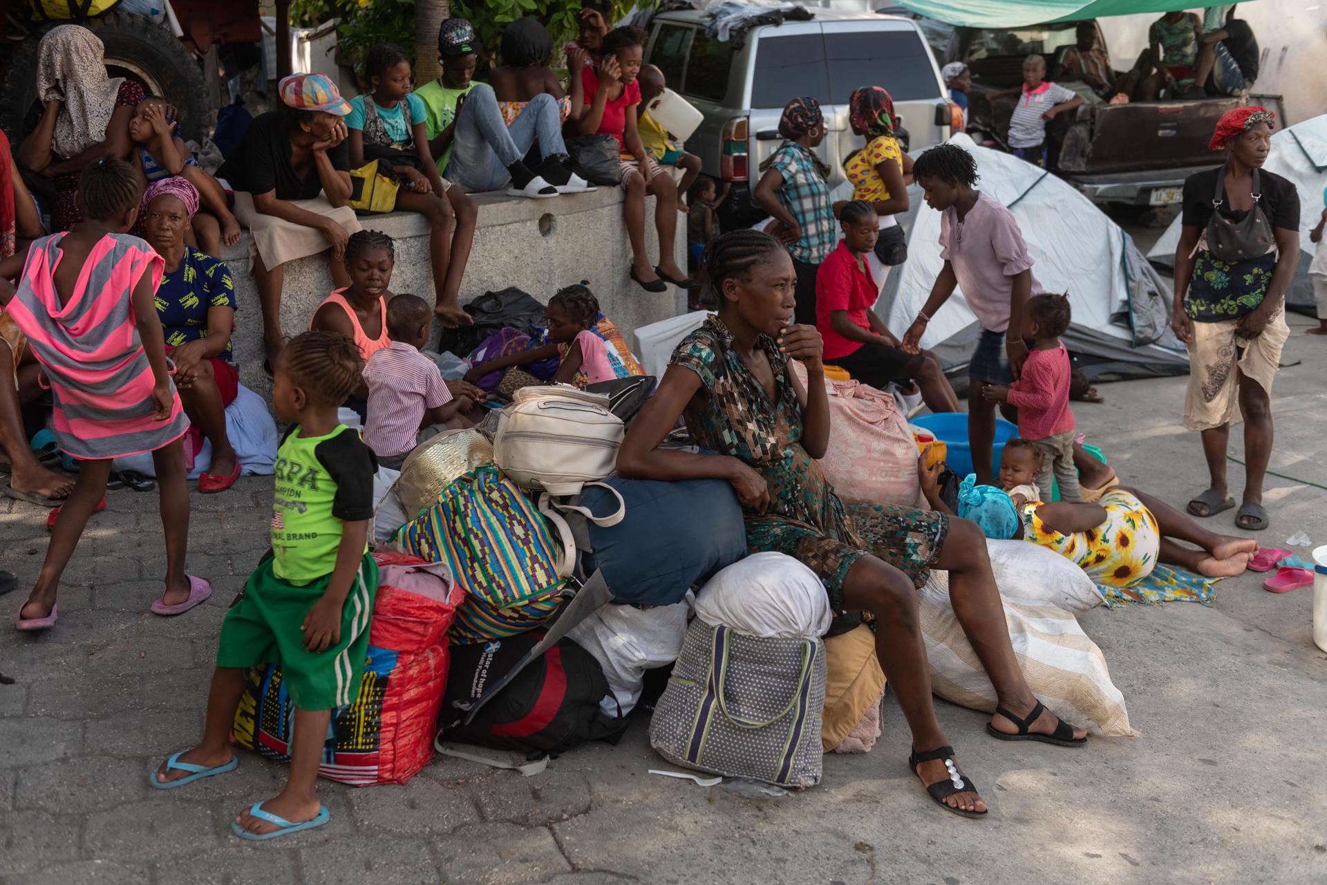 Personas que huyeron de la violencia de las pandillas en el barrio de Carrefour-Feuilles, viven en campamentos improvisados, el 18 de agosto de 2023, en Puerto Príncipe (Haití). EFE/Johnson Sabin