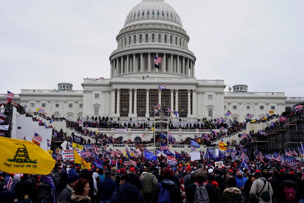Seguidores de Donald Trump irrumpen durante unas protestas en los terrenos del Capitolio de los Estados Unidos, el 6 de enero de 2021, en Washington (Estados Unidos). EFE/Will Oliver 