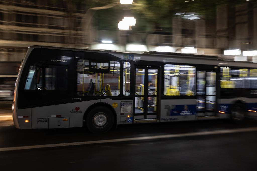 Un autobús circula, el 29 de agosto de 2023, por el centro de São Paulo (Brasil). EFE/Isaac Fontana
