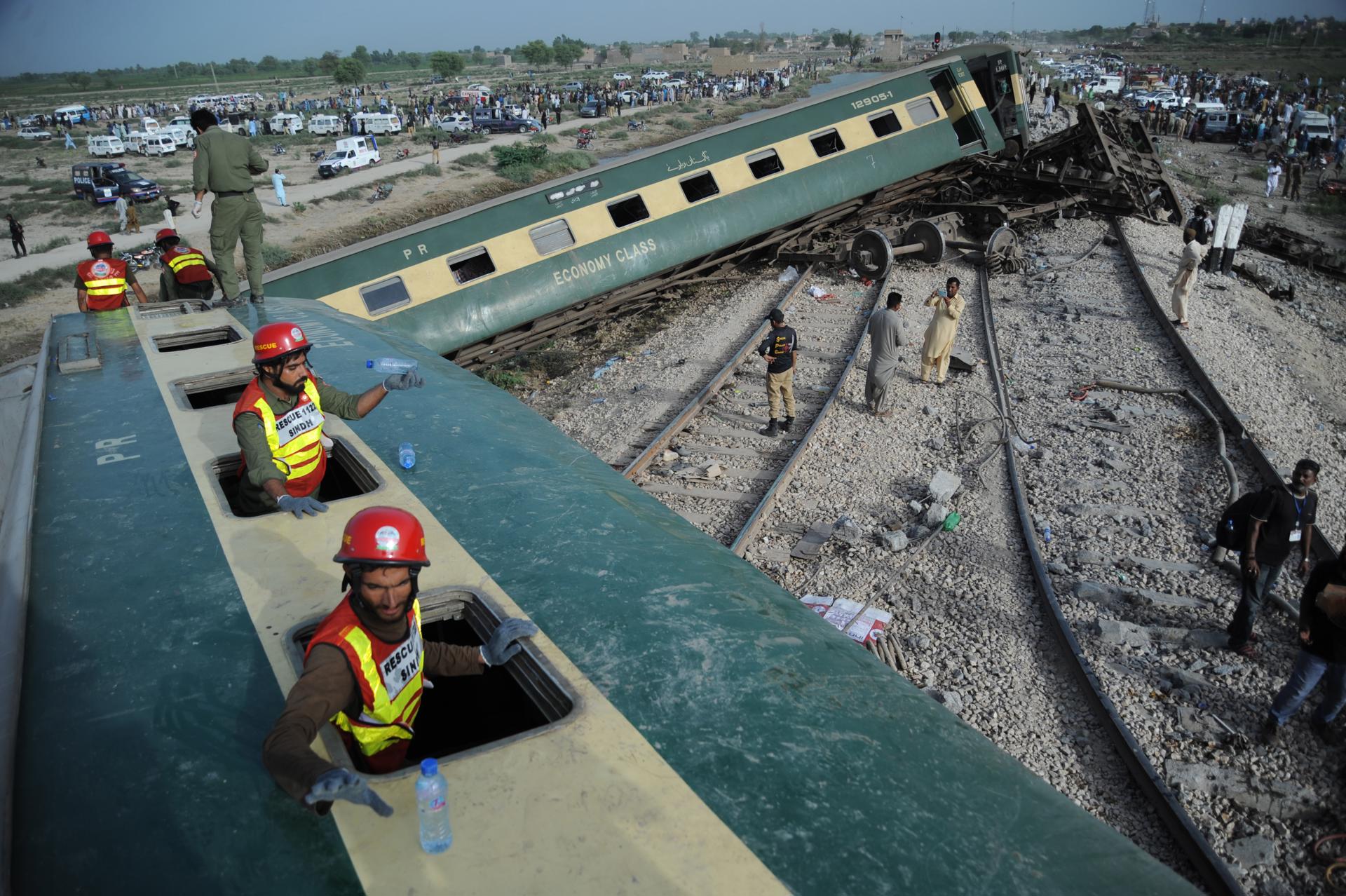 Pakistani security and rescue officials inspect the derailed carriages of a passenger train in Sanghar, near Nawabshah, Pakistan, 06 August 2023. EFE/EPA/NADEEM KHAWER
