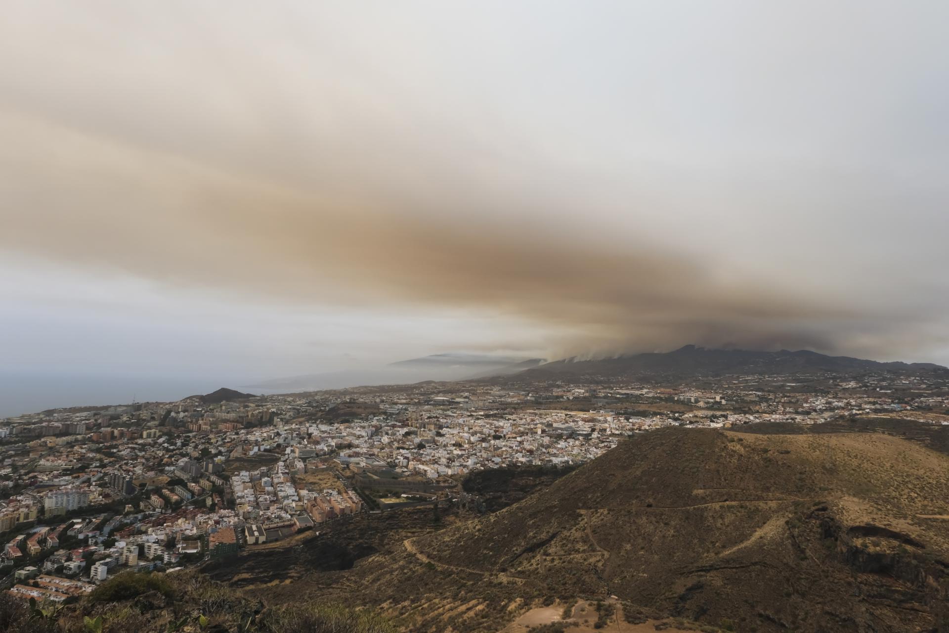 Vista general de la capital tinerfeña con el fondo del incendio forestal que afecta a la isla de Tenerife. EFE/Alberto Valdés
