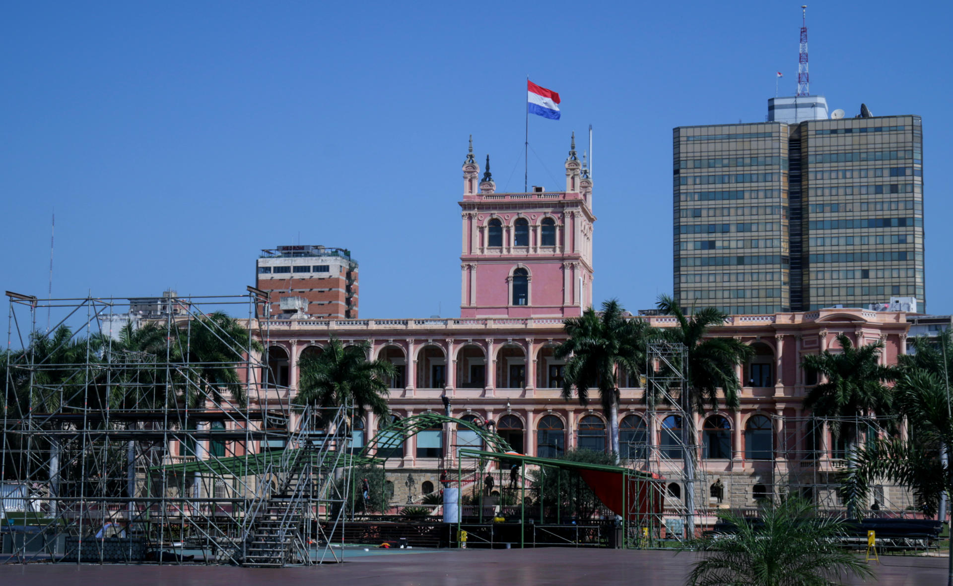 Una bandera nacional paraguaya ondea en la parte alta del Palacio de los López, sede del Gobierno, mientras se adelanta el montaje de una tarima para la investidura presidencial, hoy, en Asunción (Paraguay). EFE/Rubén Peña