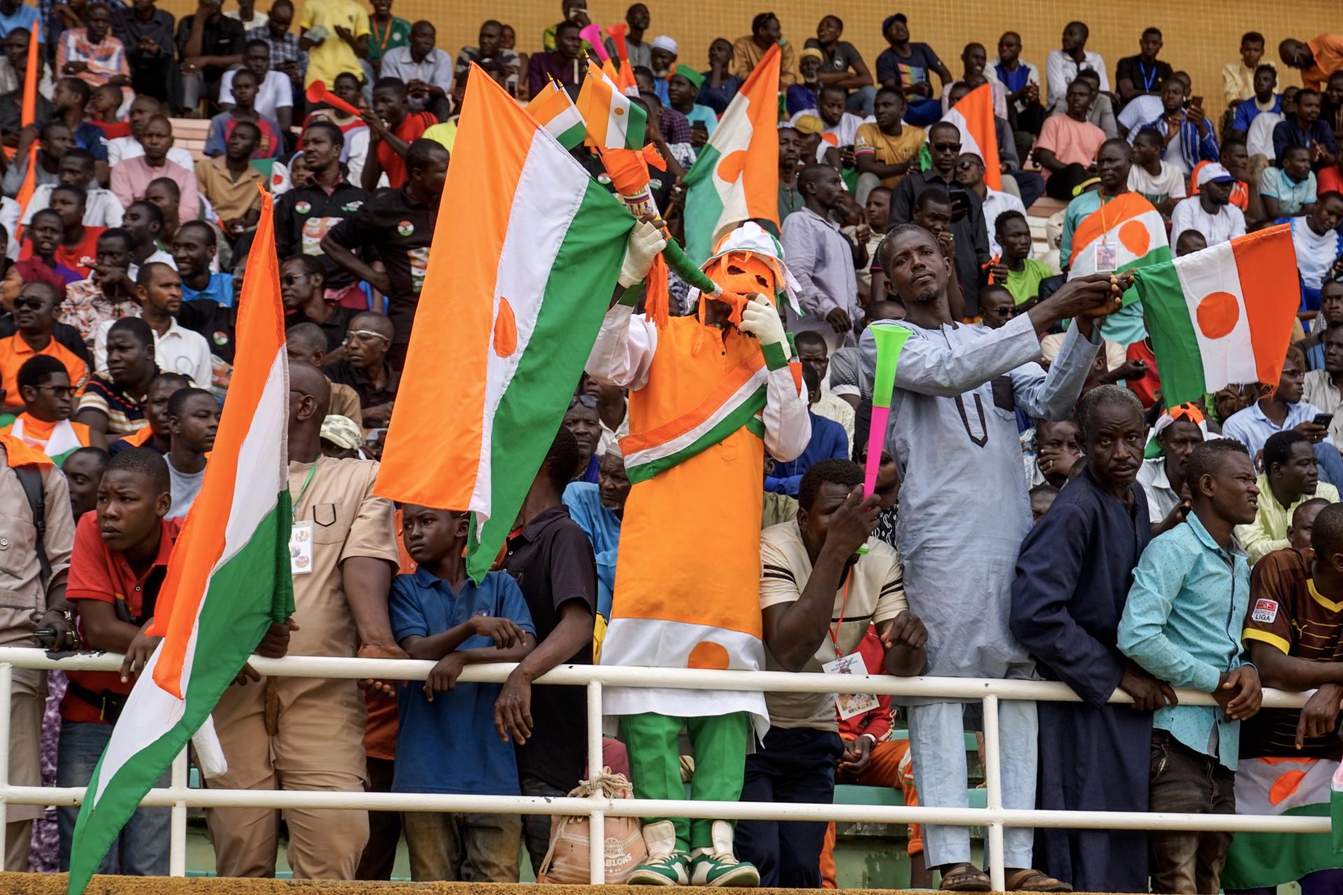 Supporters of the junta wave national flags during a rally at the Seyni Kountche stadium in Niamey, Niger, 26 August 2023. EFE-EPA/ISSIFOU DJIBO
