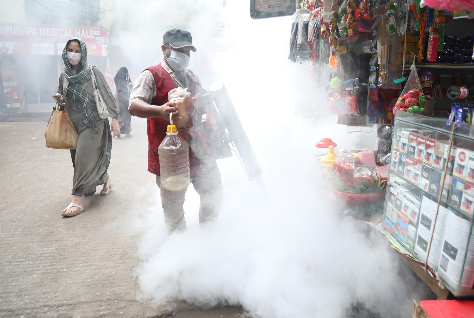 Dhaka South City Corporation (DSCC) worker sprays insecticides to kill mosquitoes in Dhaka, Bangladesh, 10 July 2023. EFE/EPA/FILE/MONIRUL ALAM