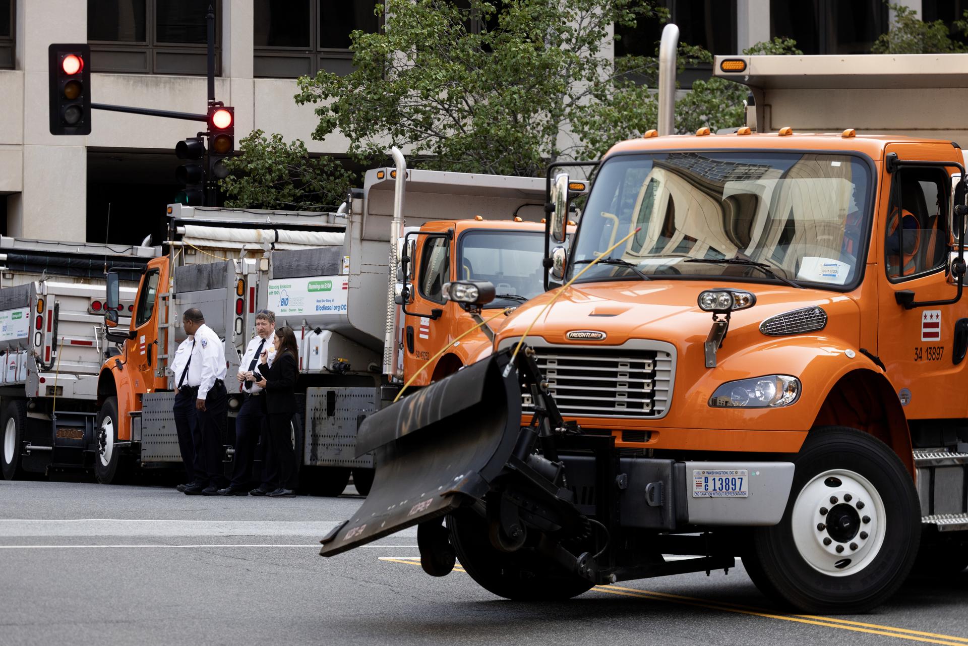 Dump trucks are parked on streets near the US federal courthouse in Washington on 3 August 2023 ahead of the arraignment of former President Donald Trump. EFE/EPA/MICHAEL REYNOLDS
Police stand guard outside the US federal courthouse in Washington on 3 August 2023 ahead of the arraignment of former President Donald Trump. EFE/EPA/MICHAEL REYNOLDS
EFE/EPA/MICHAEL REYNOLDS