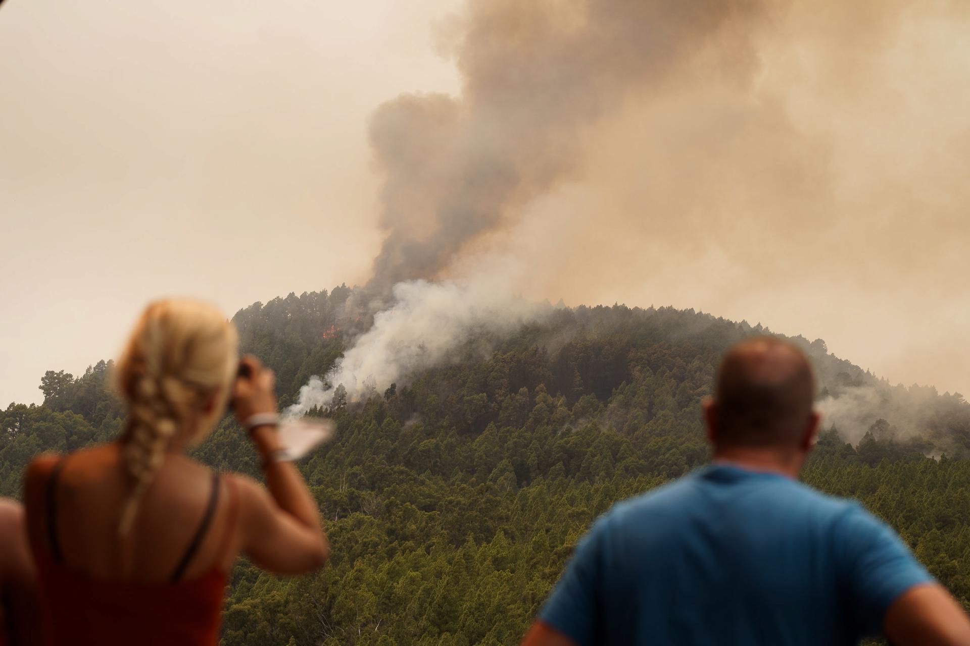 Residents of El Rosario watch the forest fire in the municipality, in El Rosario, Spain, 17 August 2023. EFE/Ramon de la Rocha