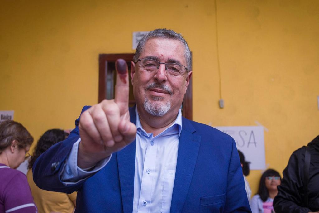 El candidato a la presidencia por el partido Movimiento Semilla, Bernardo Arévalo, muestra el dedo tintado tras ejercer su derecho al voto en las Elecciones Generales de Guatemala, el 25 de junio de 2023. EFE/Diego Alvarado
