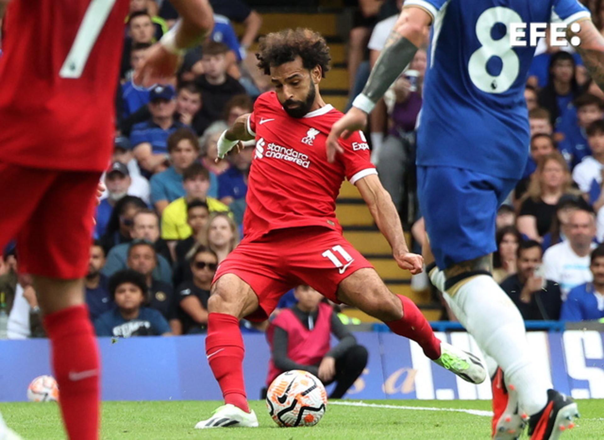 Liverpool's Mohamed Salah (C) in action against Chelsea during the Premier League match in London on 13 August 2023. EFE/EPA/NEIL HALL EDITORIAL USE ONLY. No use with unauthorized audio, video, data, fixture lists, club/league logos or 'live' services. Online in-match use limited to 120 images, no video emulation. No use in betting, games or single club/league/player publications
