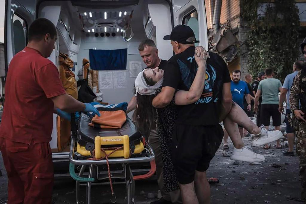Fotografía cedida por el Servicio Estatal de Atención de Emergencias de Ucrania que muestra a rescatistas atendiendo a los damnificados por un ataque ruso con misiles en Pokrovsk (Ucrania), este 7 de agosto de 2023. EFE/Servicio Estatal de Atención de Emergencias de Ucrania
