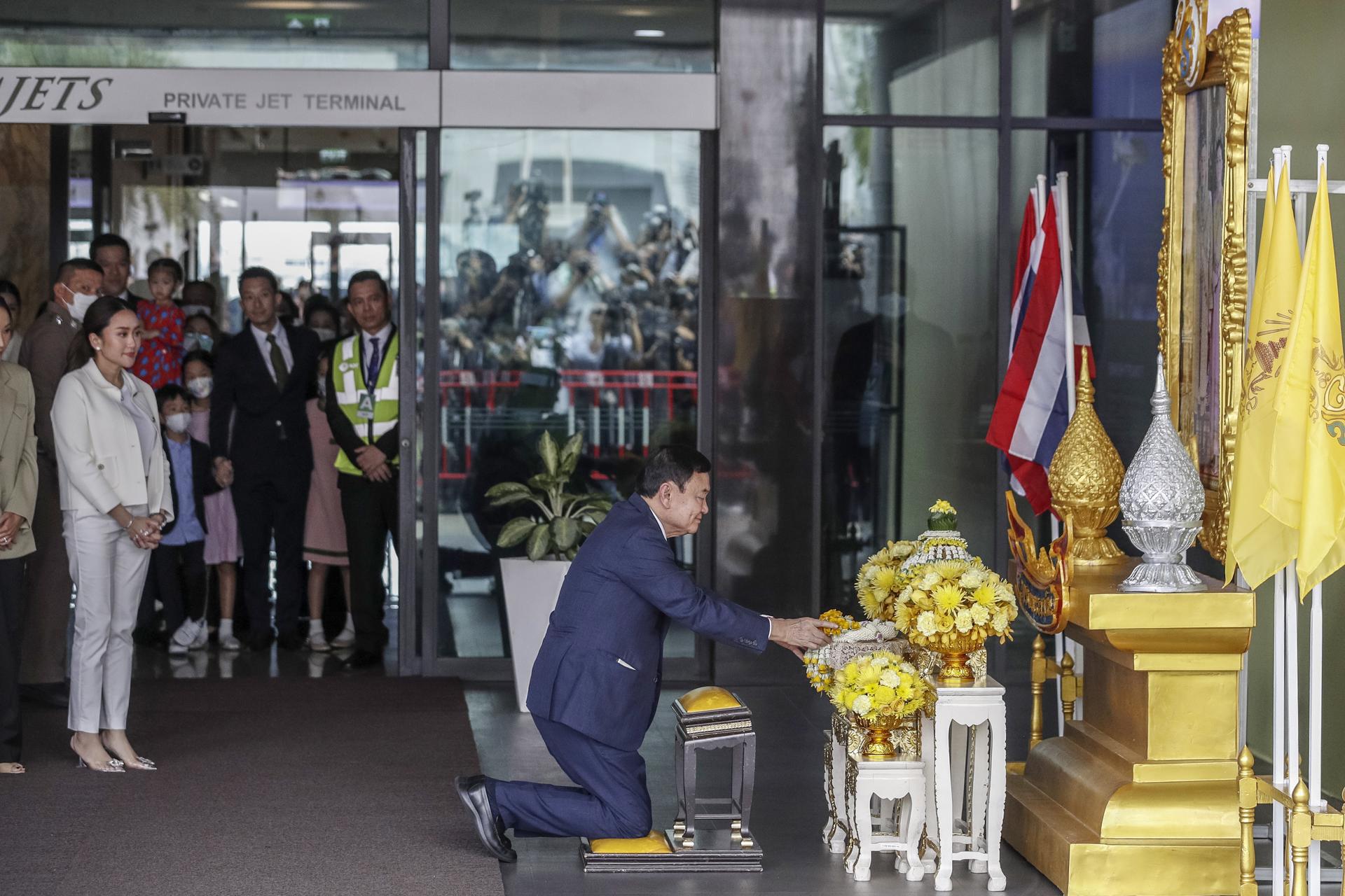 Former Thai prime minister Thaksin Shinawatra pays respects in front of the photograph of Thai King Maha Vajiralongkorn during his arrival at Don Mueang airport in Bangkok, Thailand, 22 August 2023. EFE-EPA/RUNGROJ YONGRIT
