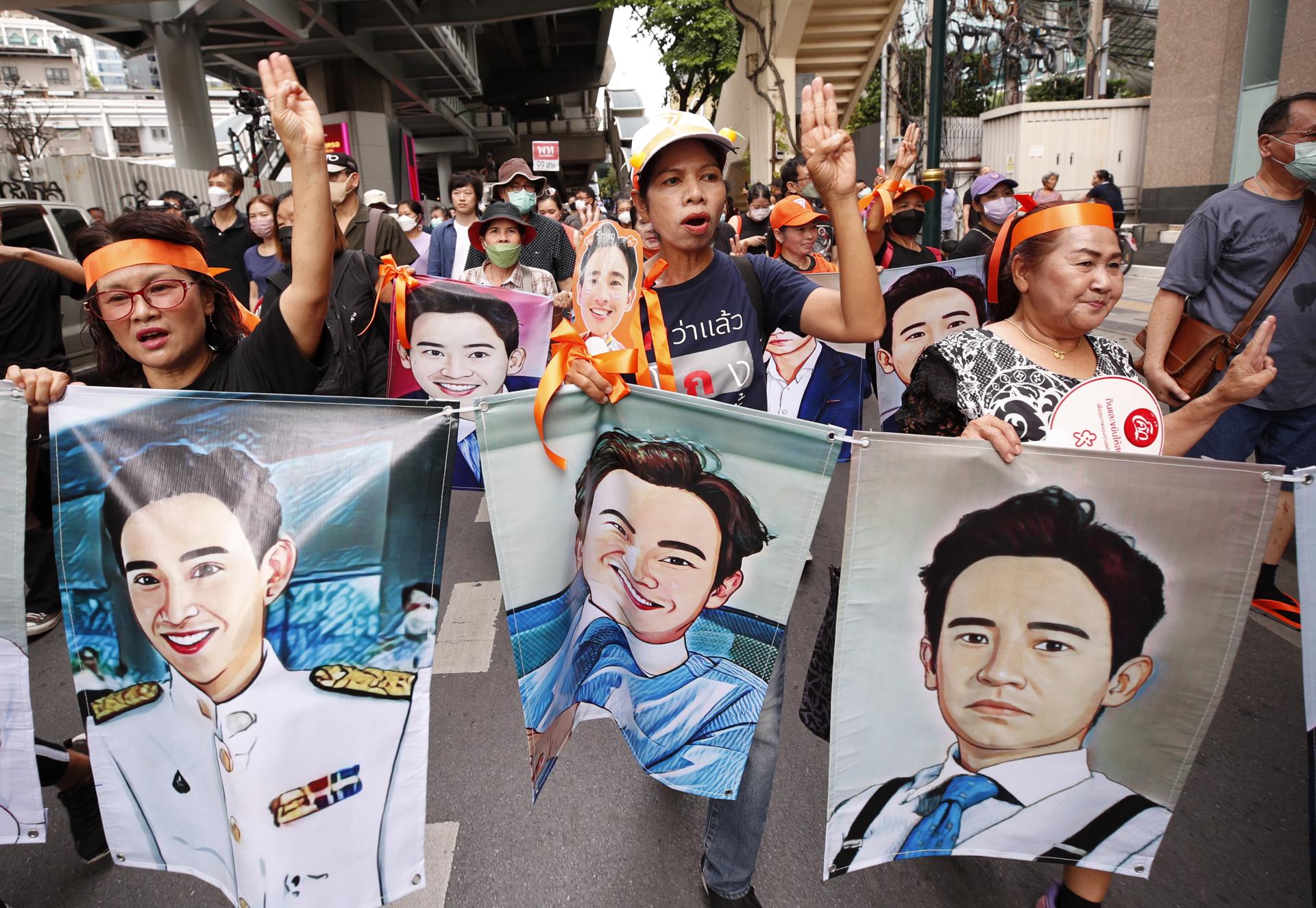 Supporters of Move Forward Party's leader and its prime minister candidate Pita Limjaroenrat during a protest in Bangkok, Thailand, 29 July 2023. EFE-EPA/RUNGROJ YONGRIT/FILE