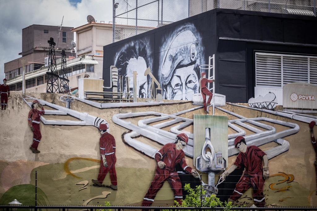 Fotografía de un mural de Petróleos de Venezuela (Pdvsa), el 17 de agosto de 2023, en Caracas (Venezuela). EFE/Rayner Peña R.

