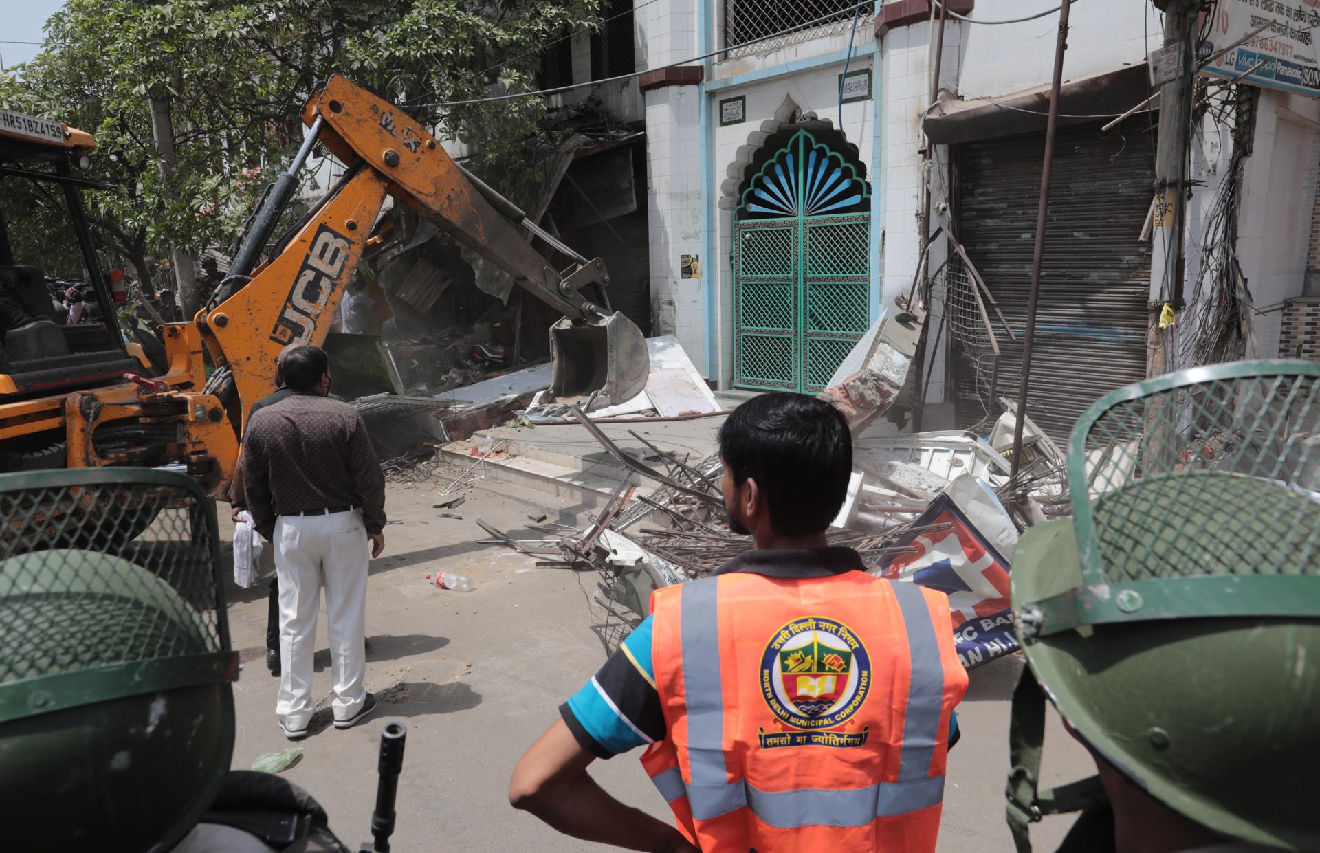 A bulldozer dismantles structures outside a mosque during the demolition drive of illegal structures in Delhi's violence-hit Jahangirpuri in New Delhi, India 20 April 2022. EFE-EPA FILE/RAJAT GUPTA