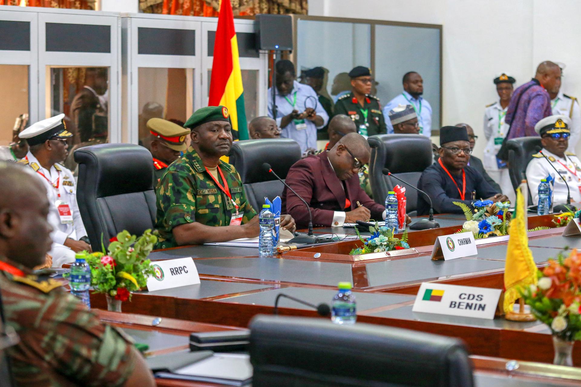 El general Christopher Musa, jefe de Estado Mayor del Ejército de Nigeria (2i), ayer 17 de agosto, sentado junto al ministro de Defensa de Ghana, Dominic Nitiwul (c) durante la reunión de los jefes militares de la Comunidad Económica de Estados de África Occidental (Cedeao) que arrancó ayer en Accra. EFE/EPA/Christian Thompson