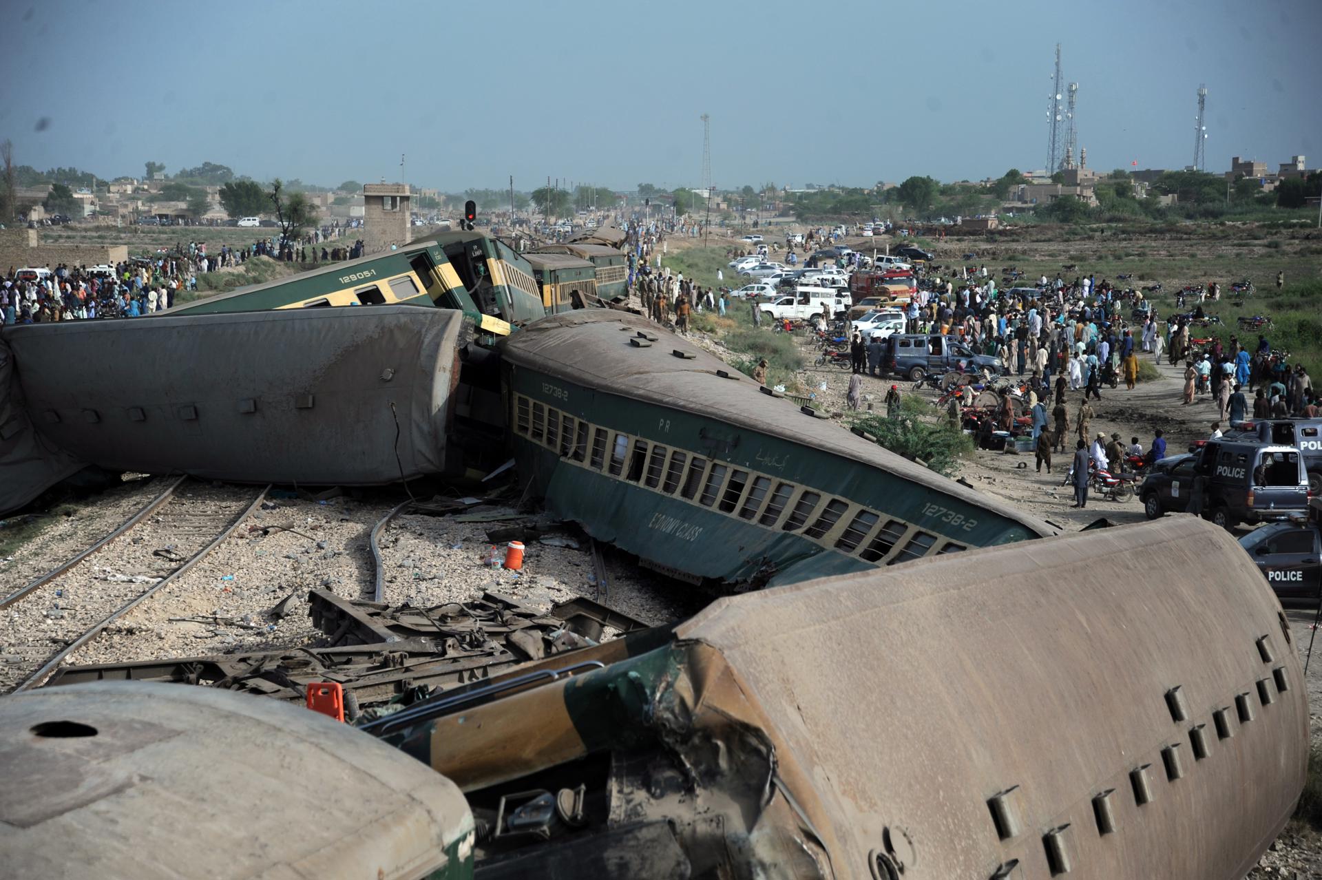 Pakistani security and rescue officials inspect the derailed carriages of a passenger train in Sanghar, near Nawabshah, Pakistan, 06 August 2023. EFE/EPA/NADEEM KHAWER
