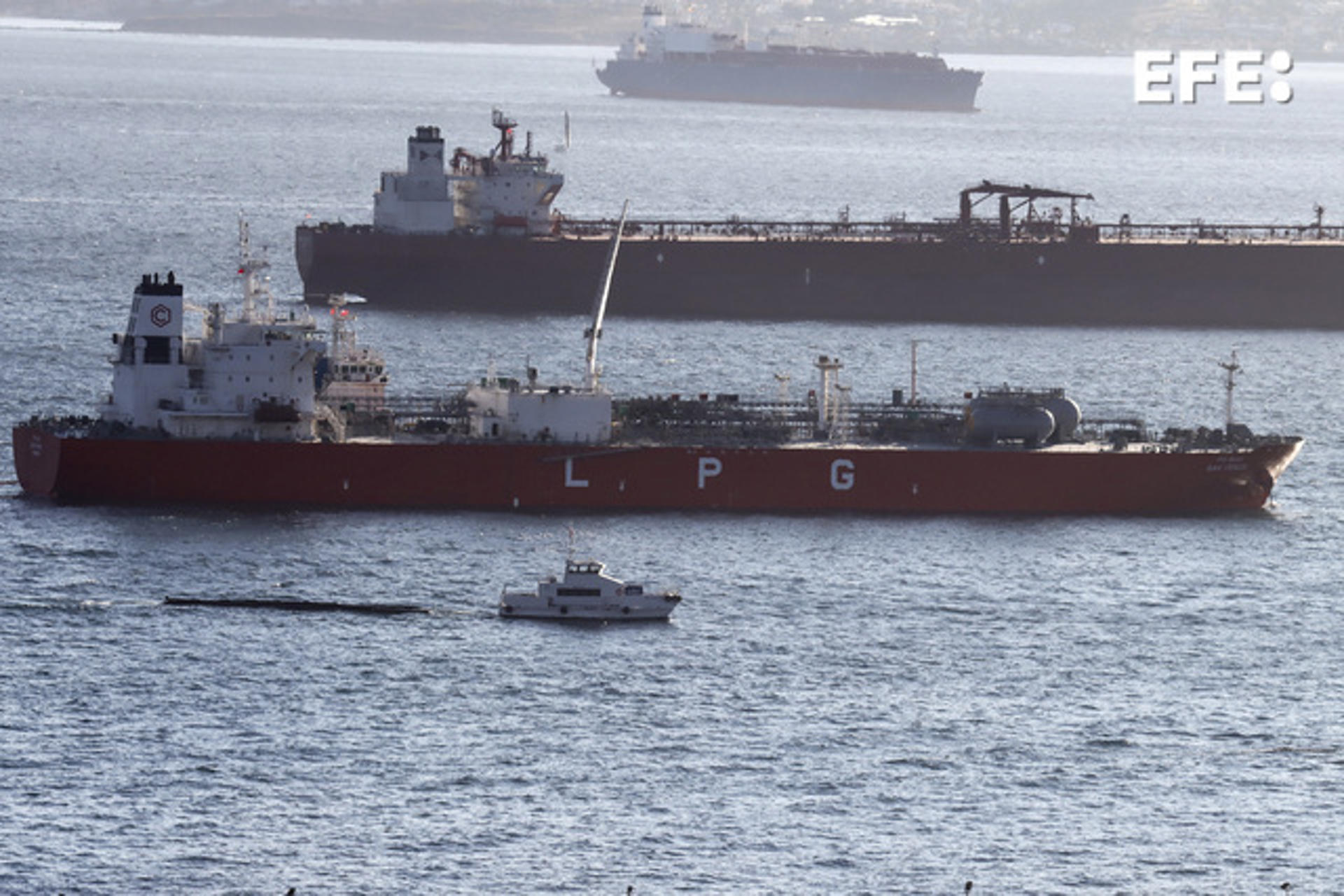 The Captain of the Port of Gibraltar called a halt to operations on 1 August 2023 after oil was spilled during a transfer a fuel from one vessel to another. EFE/A.Carrasco Ragel