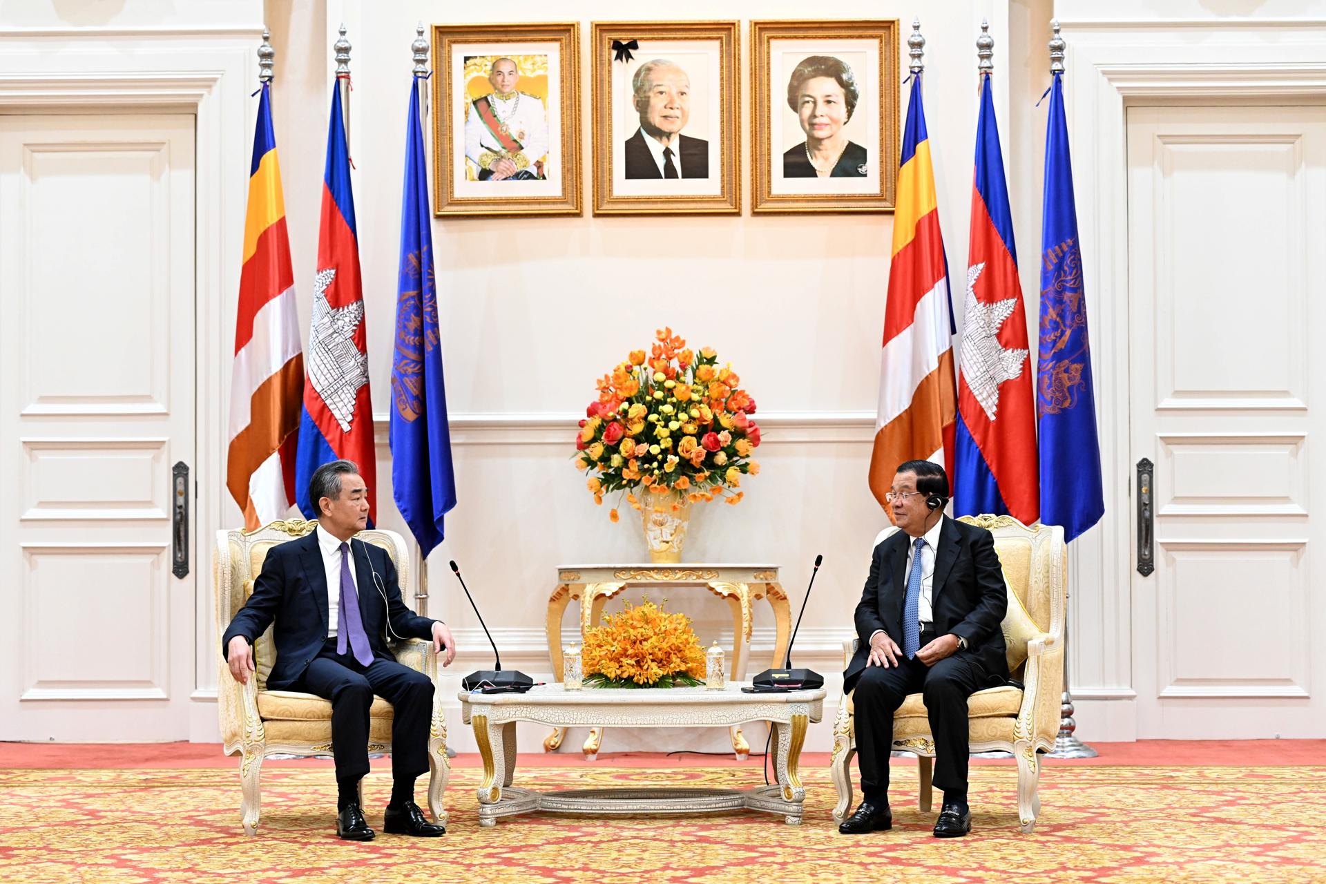 A handout photo made available by the Government Cabinet shows Cambodian Prime Minister Hun Sen (R) attending a meeting with Chinese Foreign Minister Wang Yi (L) at the Peace Palace in Phnom Penh, Cambodia, 13 August 2023. EFE/EPA/Kok Ky / HANDOUT HANDOUT EDITORIAL USE ONLY/NO SALES
