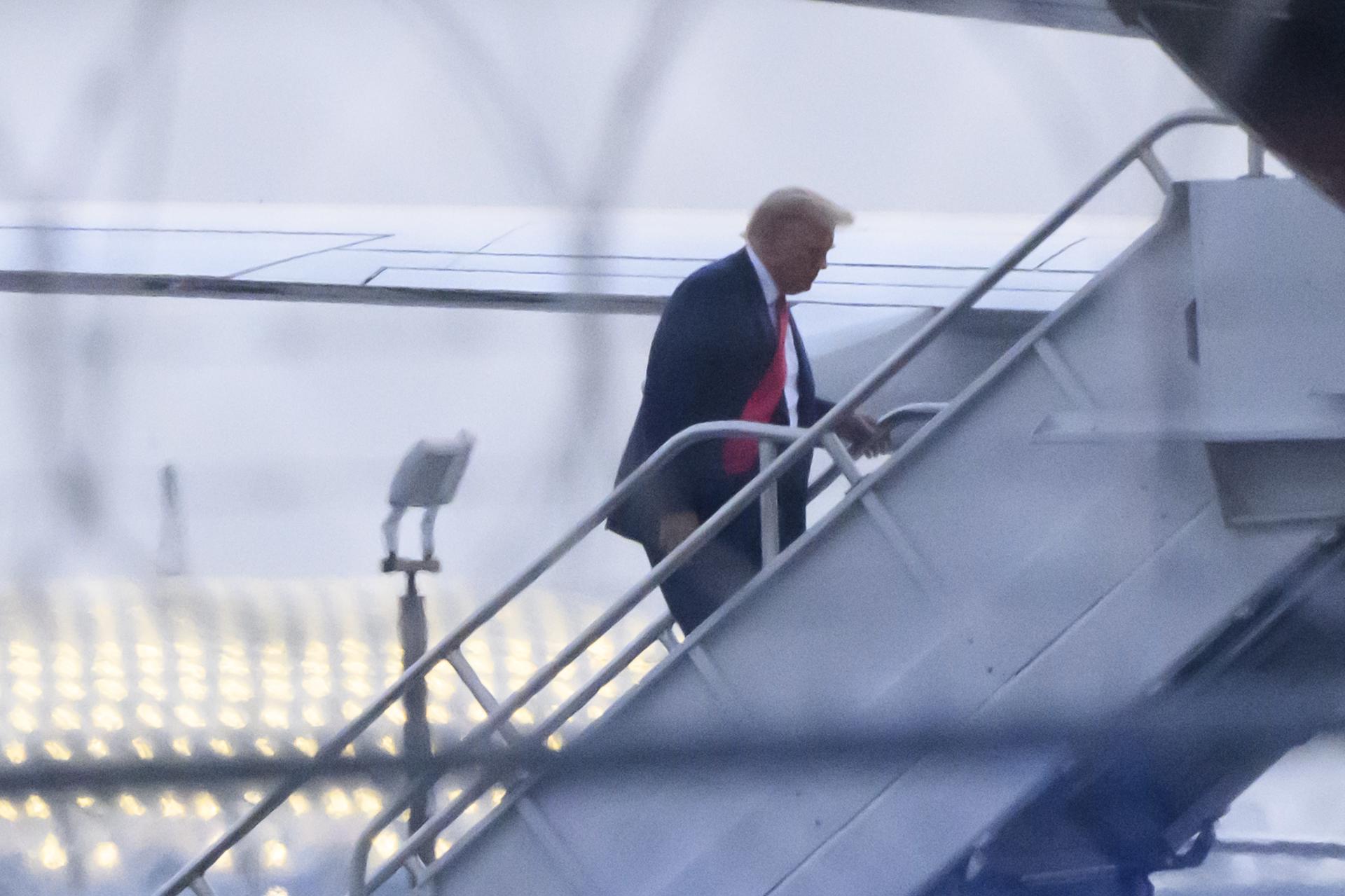 Former US President Donald Trump boards his plane at Hartsfield Jackson Atlanta International Airport after turning himself into authorities at the Fulton County Jail following a grand jury indictment against him and 18 co-defendants for 2020 election interference in Atlanta, Georgia, US, 24 August 2023. EFE-EPA/EDWARD M. PIO RODA
