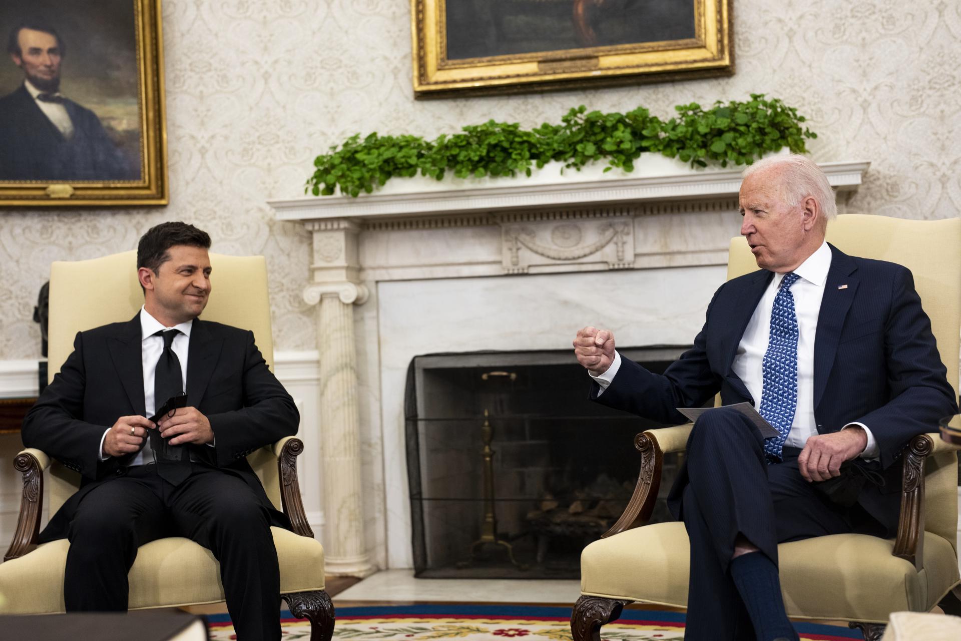 El presidente de los Estados Unidos, Joe Biden (d), hace declaraciones al reunirse con el presidente de Ucrania, Volodymyr Zelenski, en una fotografía de archivo.