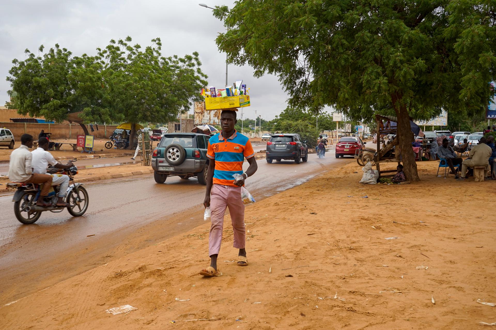 A man carries a tray on his head in Niamey, Niger, 07 August 2023. EFE-EPA/ISSIFOU DJIBO
