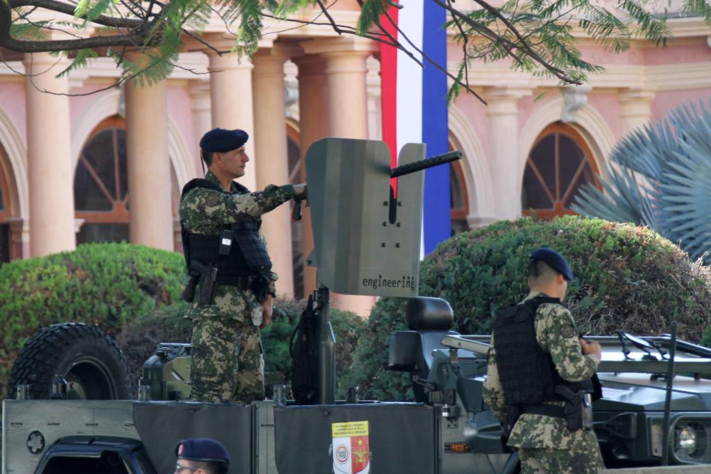 Soldados vigilan durante los preparativos para la ceremonia de investidura presidencial, en el Palacio de López en Asunción (Paraguay). EFE/ Christian Alvarenga

