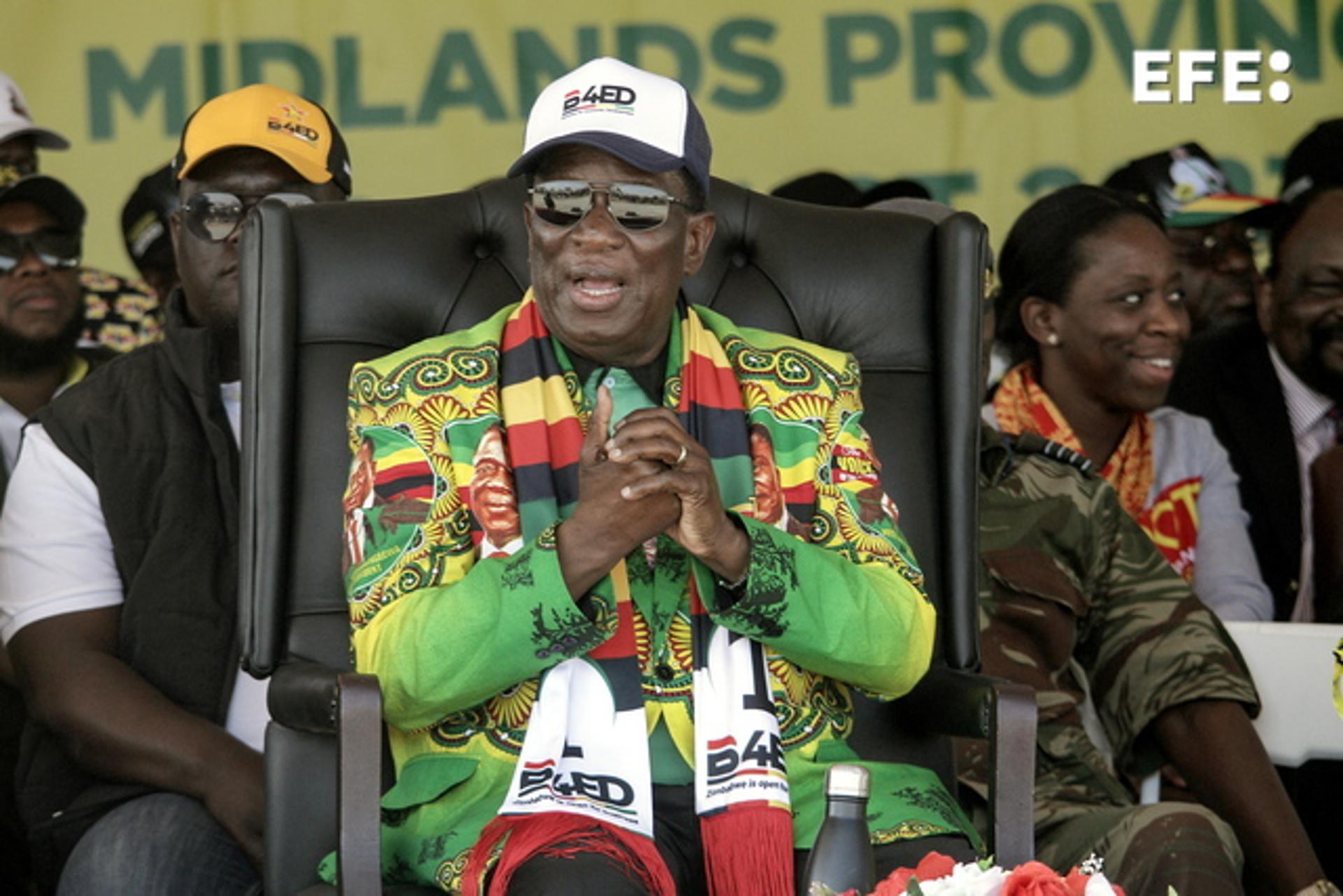 Zimbabwean President and leader of Zimbabwe African National Union Patriotic Front (ZANU-PF) party, Emmerson Mnangagwa (C), reacts as he attends his party's last election campaign rally in Shurugwi, Zimbabwe, 19 August 2023. EFE/EPA/AARON UFUMELI
