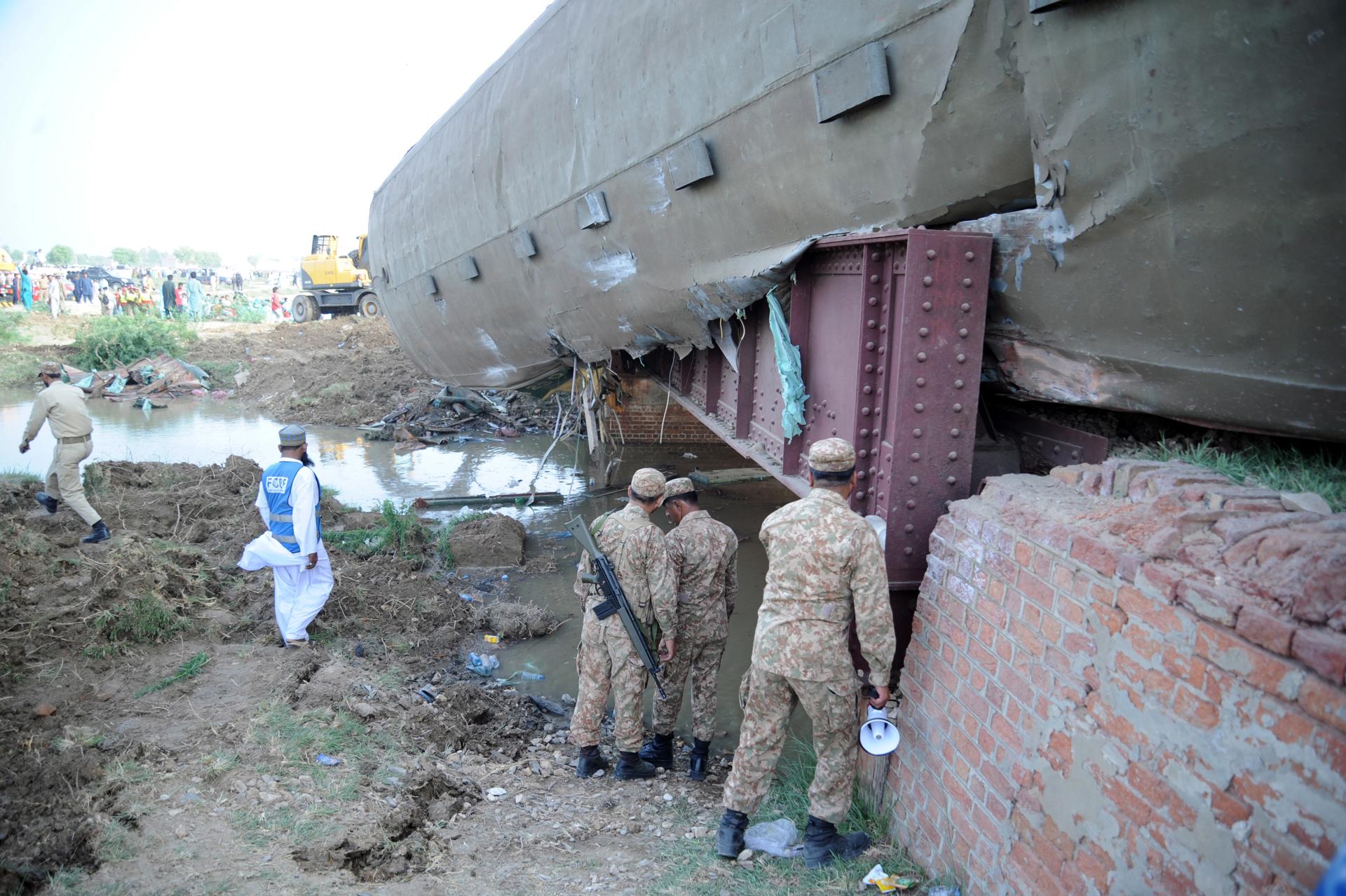 Pakistani security and rescue officials inspect the derailed carriages of a passenger train in Sanghar, near Nawabshah, Pakistan, 06 August 2023.  EFE/EPA/NADEEM KHAWER
