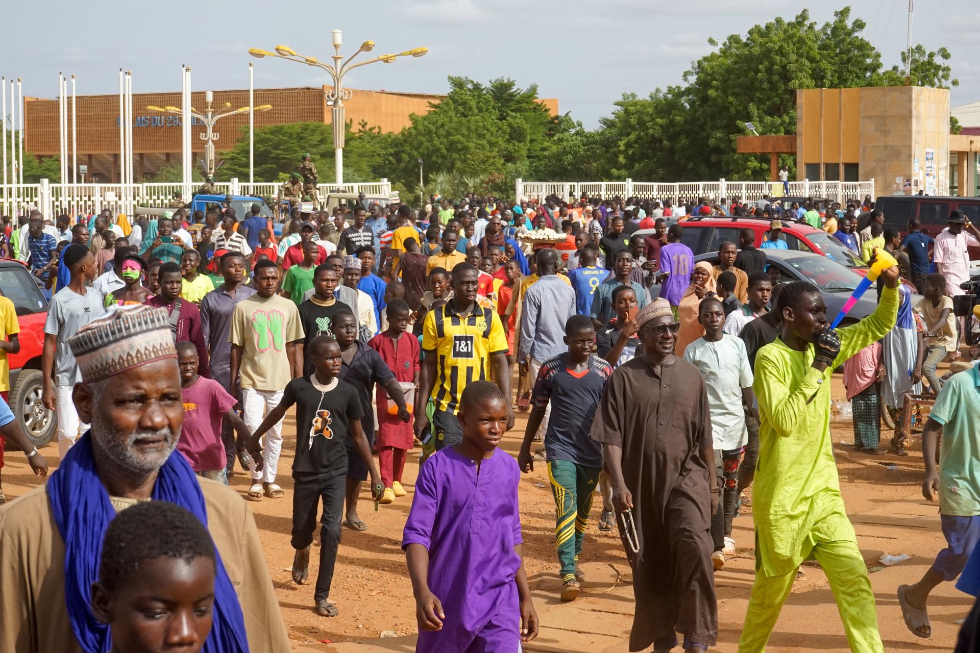 Supporters of the military gather during a rally in Niamey, Niger, 06 August 2023, (issued 07 August 2023). EFE/EPA/ISSIFOU DJIBO
