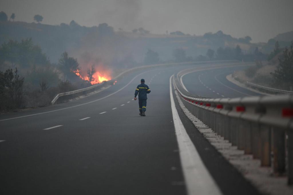 Grecia arde por sexto día consecutivo y padece el mayor incendio registrado en la UE