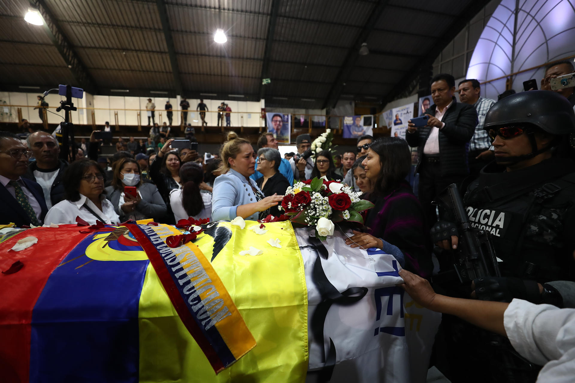 Simpatizantes muestran sus respetos ante el féretro del candidato Fernando Villavicencio, durante un velatorio público en el Centro de Exposiciones, en Quito (Ecuador). EFE/José Jácome