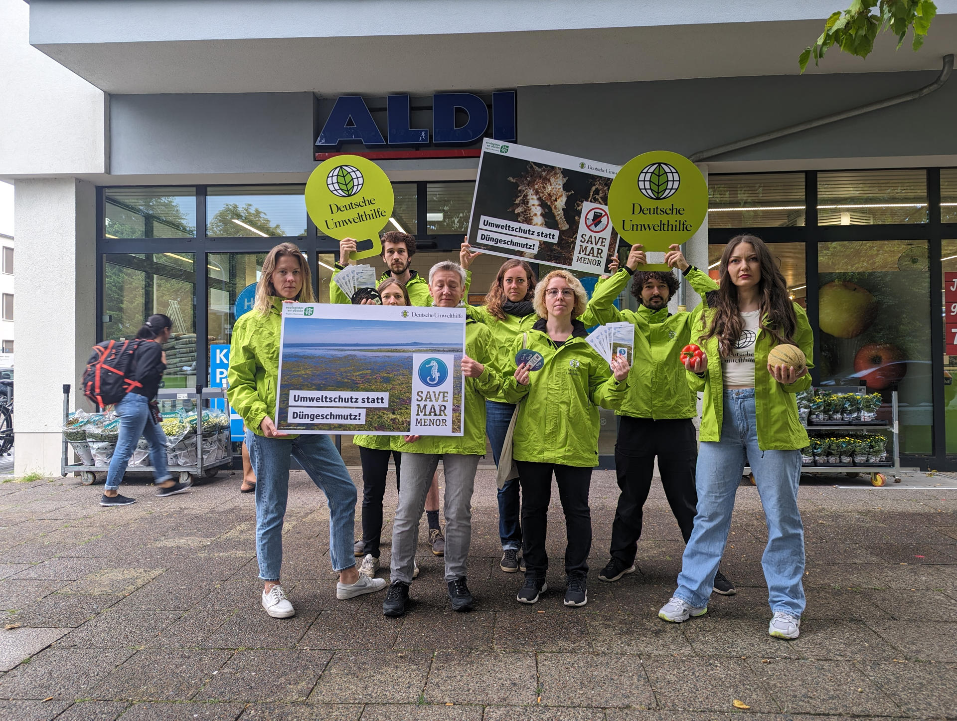 Protesta que los activistas de la organización ecologista alemana Deutsche Umwelthilfe (DUH) han llevado a cabo este martes frente a un supermercado en Berlín. . EFE/DUH/SOLO USO EDITORIAL/SOLO DISPONIBLE PARA ILUSTRAR LA NOTICIA QUE ACOMPAÑA (CRÉDITO OBLIGATORIO)