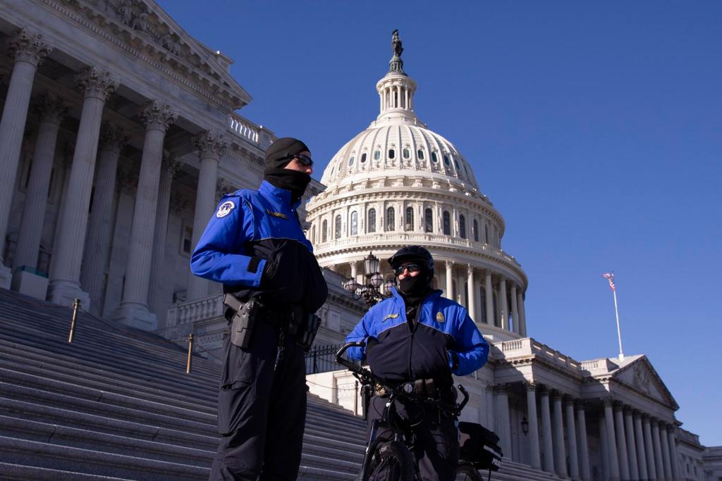 Miembros de la Policía del Capitolio de Estados Unidos permanecen a las afueras del edificio del Capitolio, en Washington (EE.UU.), en una fotografía de archivo. EFE/Michael Reynolds
